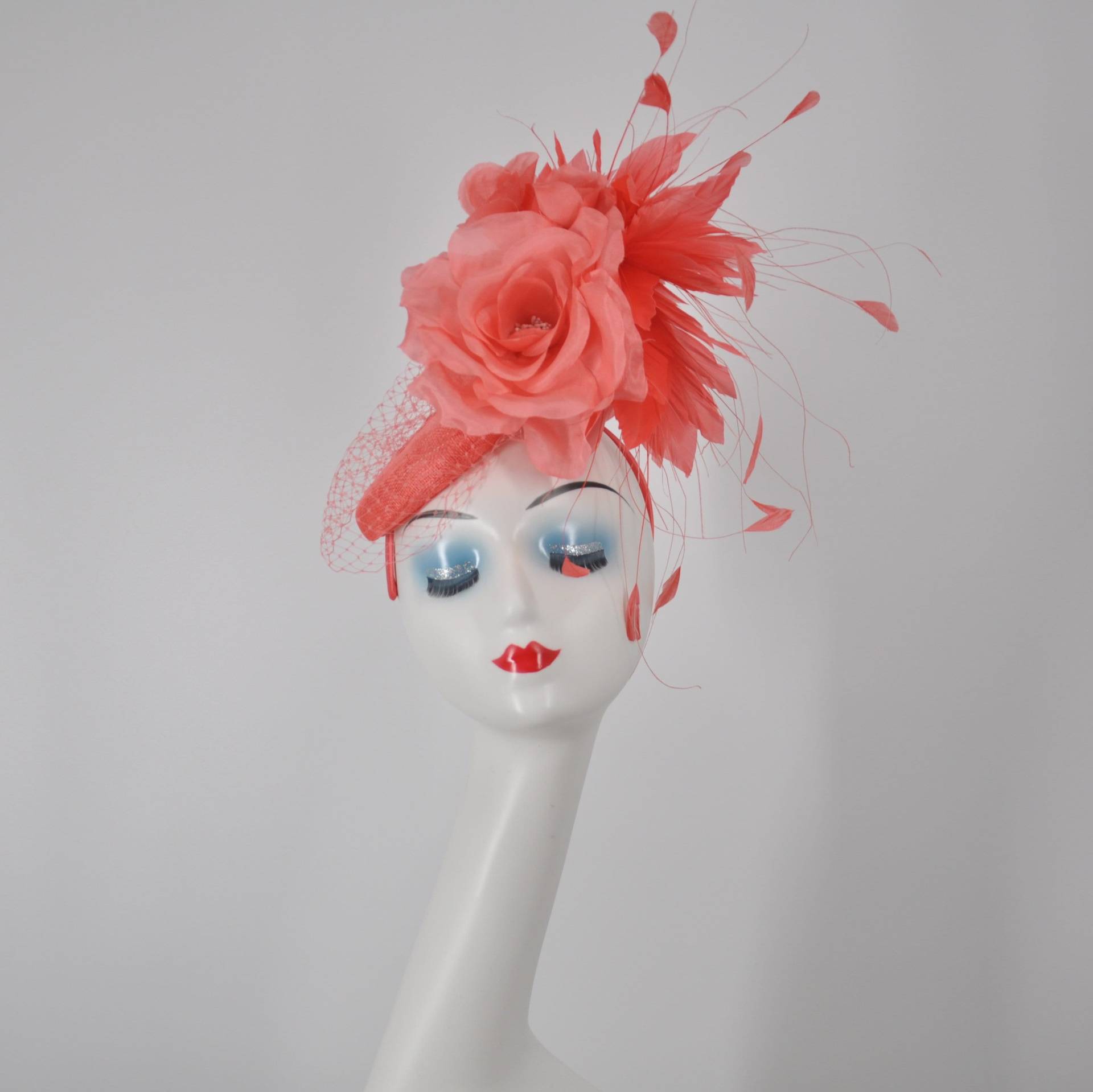 Coral Pink Sinamay W Jumbo Seide Blume Gans Und Hahn Feder Blumen Fascinator Hut Auf Einem Gleichfarbigen Stirnband Kentucky Derby von MissRaceKentuckyHat