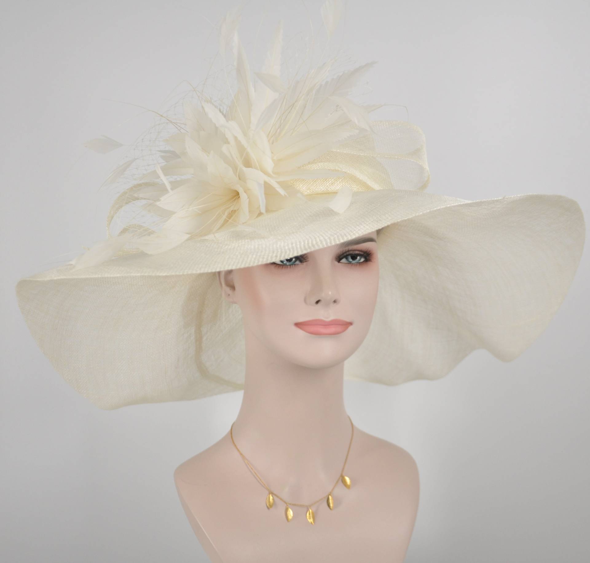 Feder Blume Netting Bow Kentucky Derby Hut, Kirchenhut, Hochzeit Osterhut, Off White/Elfenbein + Weitere Farboptionen von MissRaceKentuckyHat