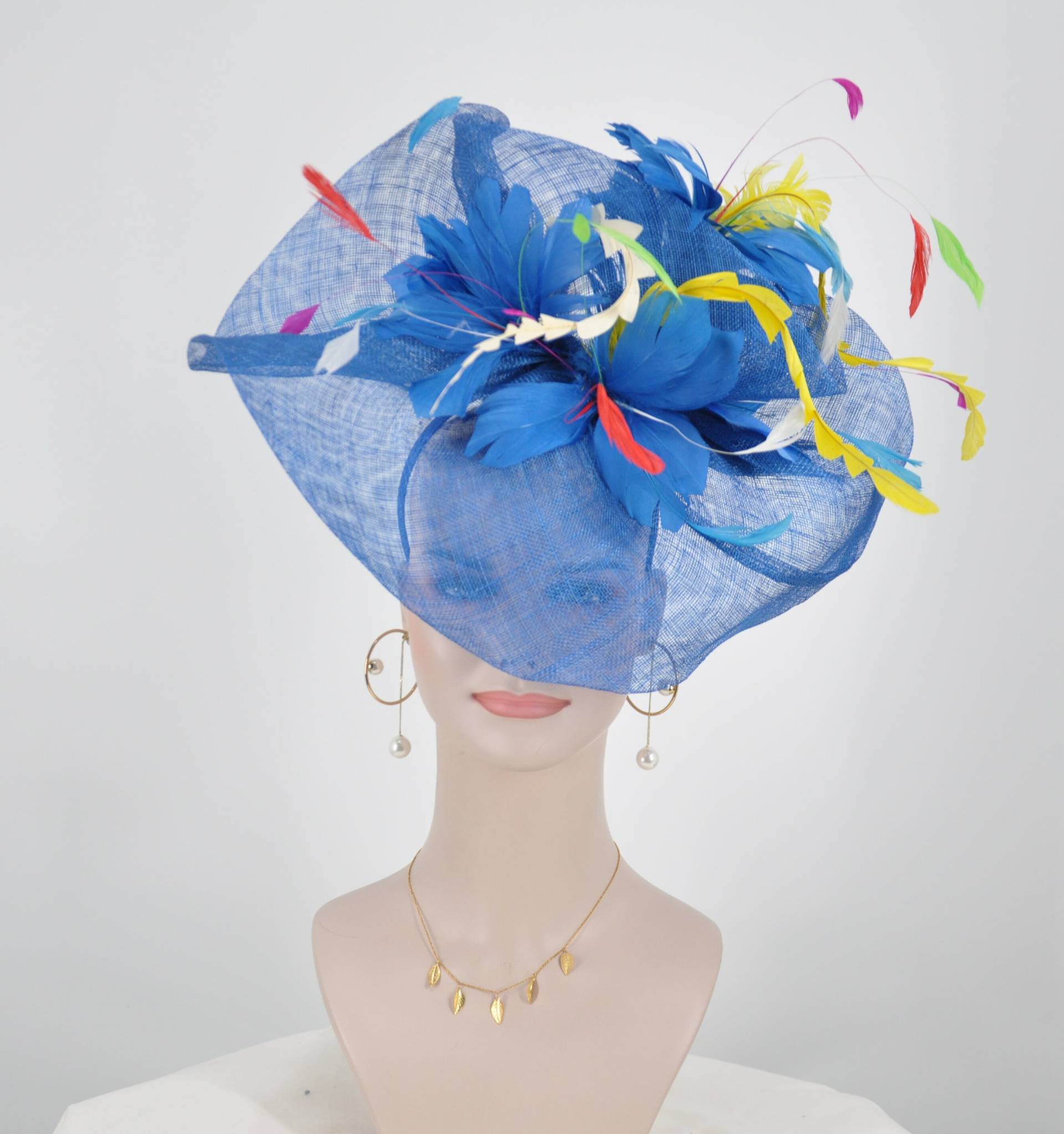 Jumbo Fascinator Hut Aus Sinamay in Blau Mit Blume Und Bunten Federn von MissRaceKentuckyHat