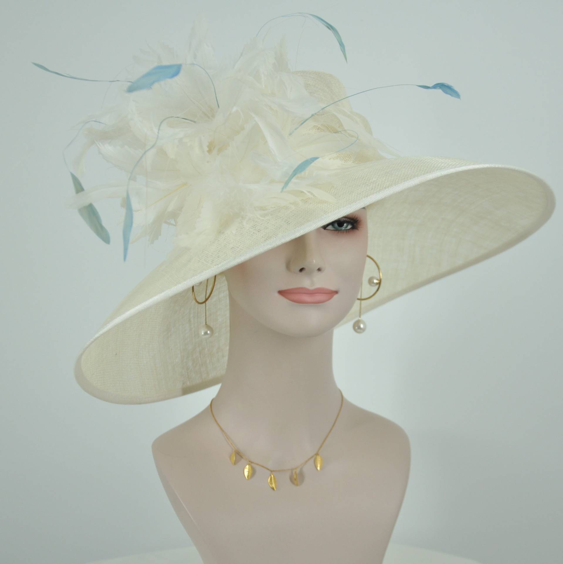 Kirche Kentucky Derby Hatcarriage Teeparty Hochzeit Elfenbein W Federblume Und Taubenblaue Federn Kirche Kentucky Derby Hatcarriage Teeparty Hochzeit Elfenbein W Federblume Und Taubenblaue Federn von MissRaceKentuckyHat