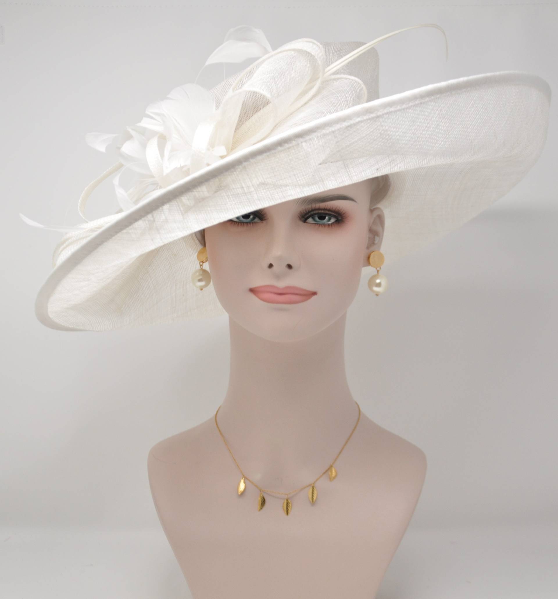 Weißer Sinamay Kentucky Derby Hut Gefiederter Ascot Hut Mit Breiter Krempe von MissRaceKentuckyHat