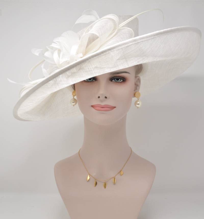 Weißer Sinamay Kentucky Derby Hut Gefiederter Ascot Hut Mit Breiter Krempe Weißer Sinamay Kentucky Derby Hut Gefiederter Ascot Hut Mit Breiter Krempe von MissRaceKentuckyHat