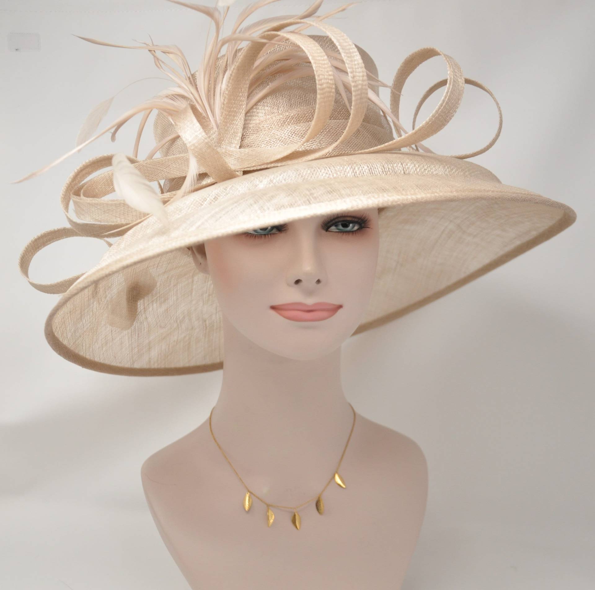 Kirche Kentucky Derby Hut Kutsche Teeparty Hochzeit Breite Krempe Royal Ascot Pferderennen Eichen Tag Hutchampagne Kirche Kentucky Derby Hut Kutsche Teeparty Hochzeit Breite Krempe Royal Ascot Pferderennen Eichen Tag Hutchampagne von MissRaceKentuckyHat