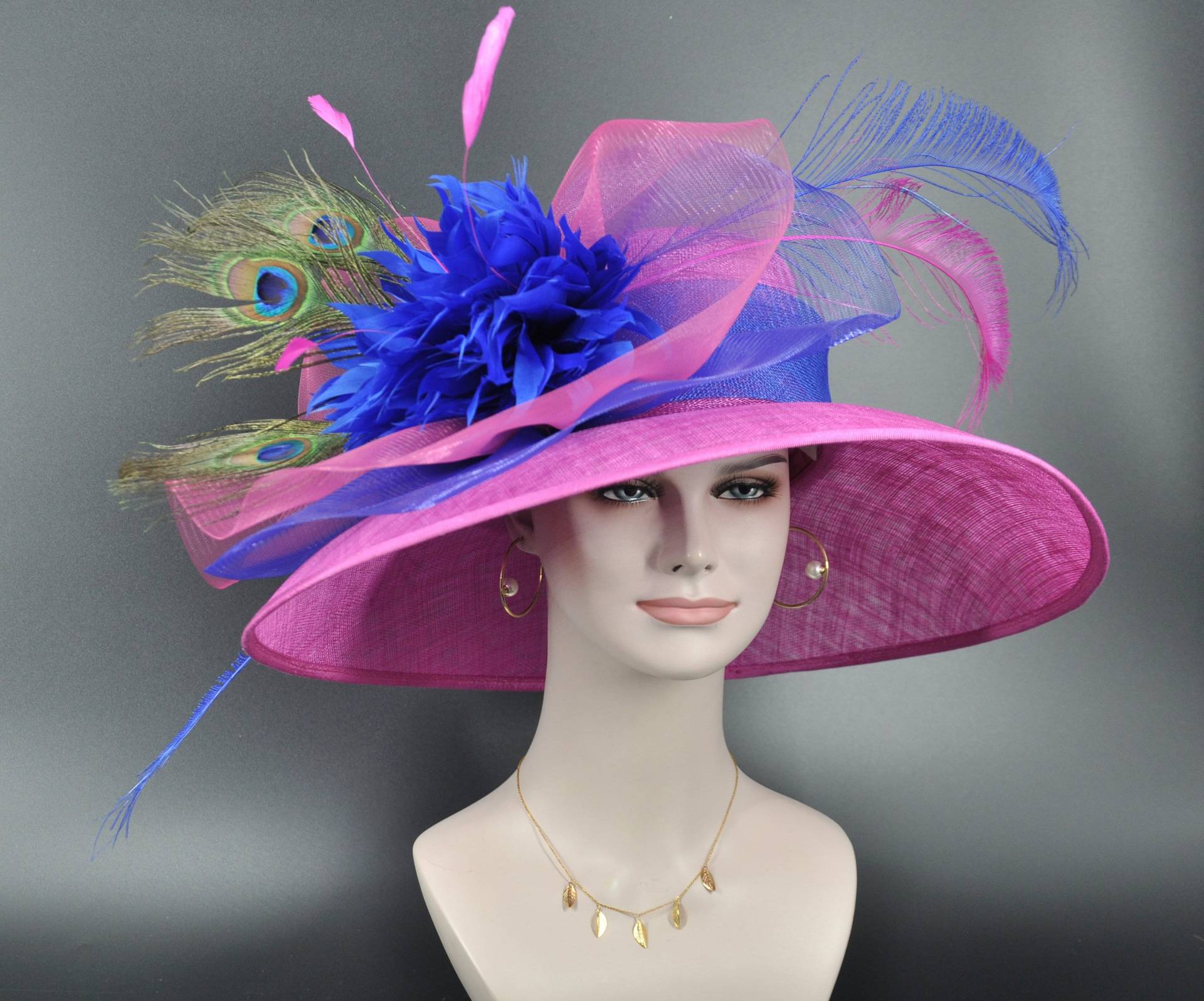 Hot Pink Kentucky Derby Hut Königsblaue Feder, Sinamay Mit Breiter Krempe von MissRaceKentuckyHat