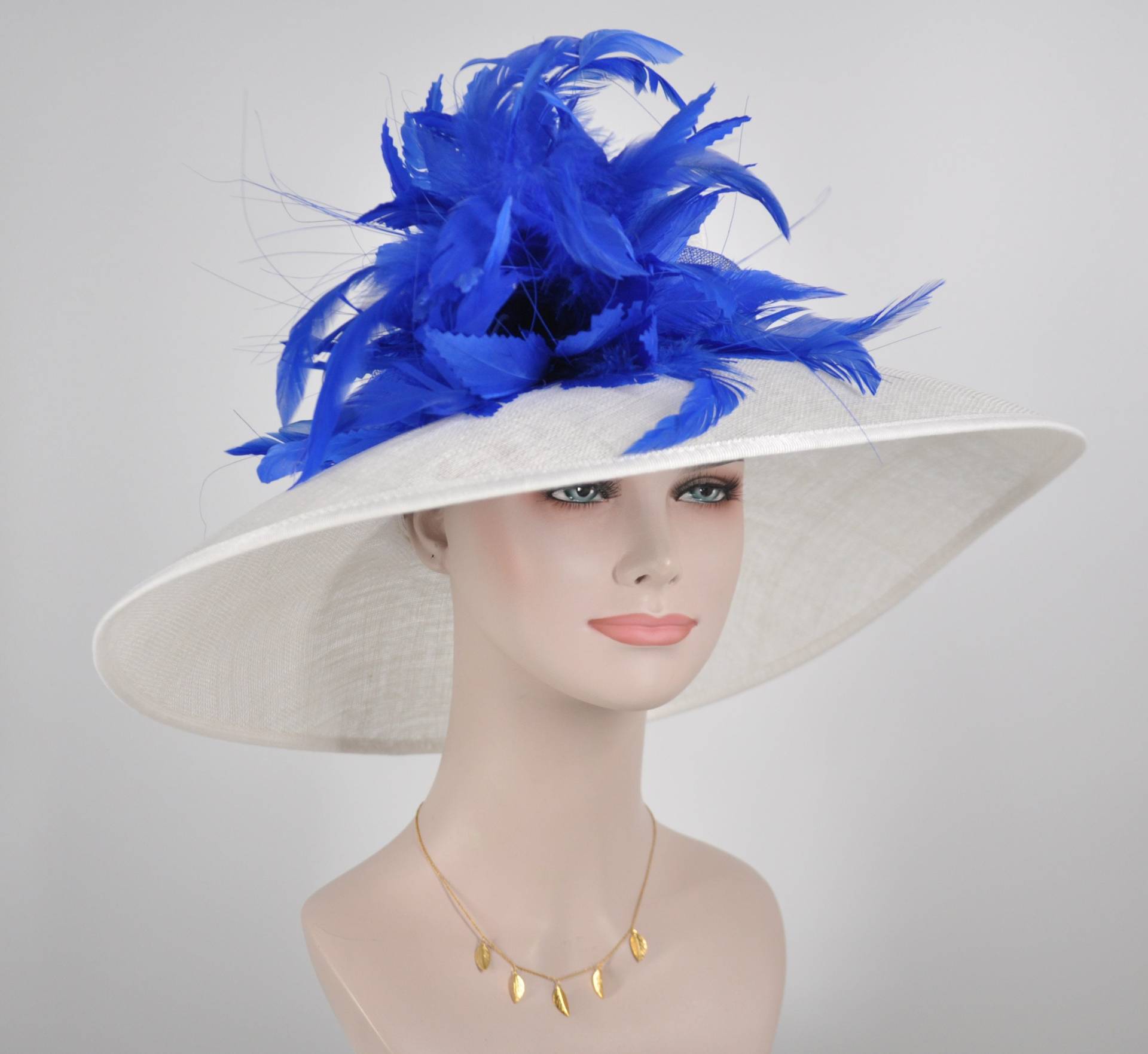 Kirche Kentucky Derby Hut Kutsche Teeparty Hochzeit Breite Krempe Royal Sinamay Weiß Mit Staubrosa Feder Blume von MissRaceKentuckyHat