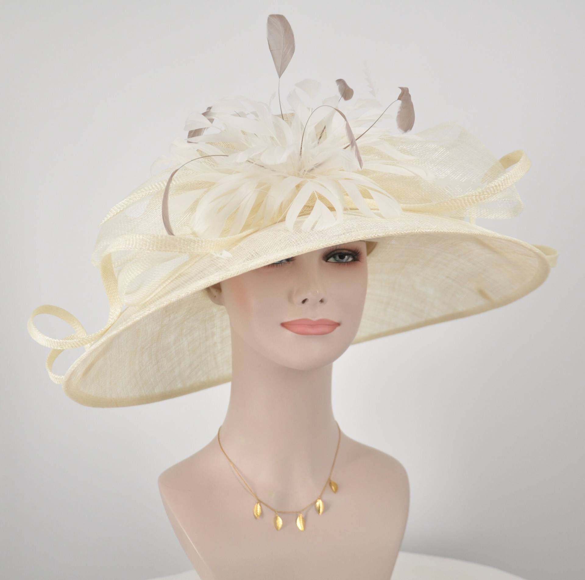 Kirche Kentucky Derby Hut Kutsche Teeparty Hochzeit Jumbo Feder Blume Und Bögen Off White/Elfenbein in Taupe von MissRaceKentuckyHat