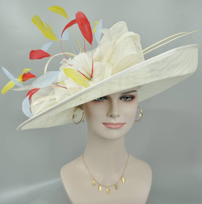 Kirche Kentucky Derby Hut Kutsche Teeparty Hochzeit Mit Breiter Krempe in Festem Sinamay Gebrochenes Weiß + Taubenblau Rot Gelbe Federn von MissRaceKentuckyHat