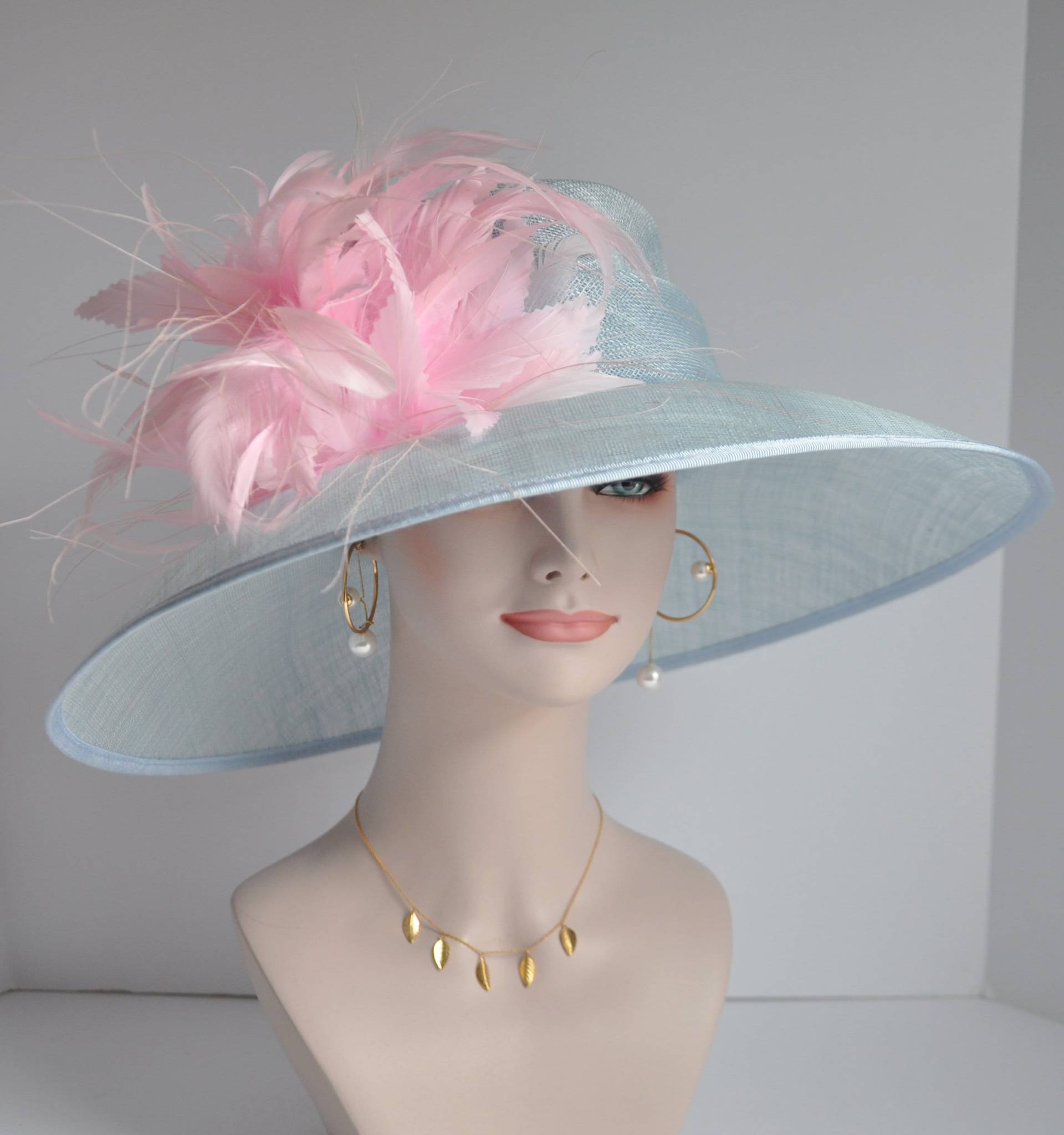Sinamay Derby Hut Mit Breiter Krempe Taubenblau Rosa Federblumen von MissRaceKentuckyHat