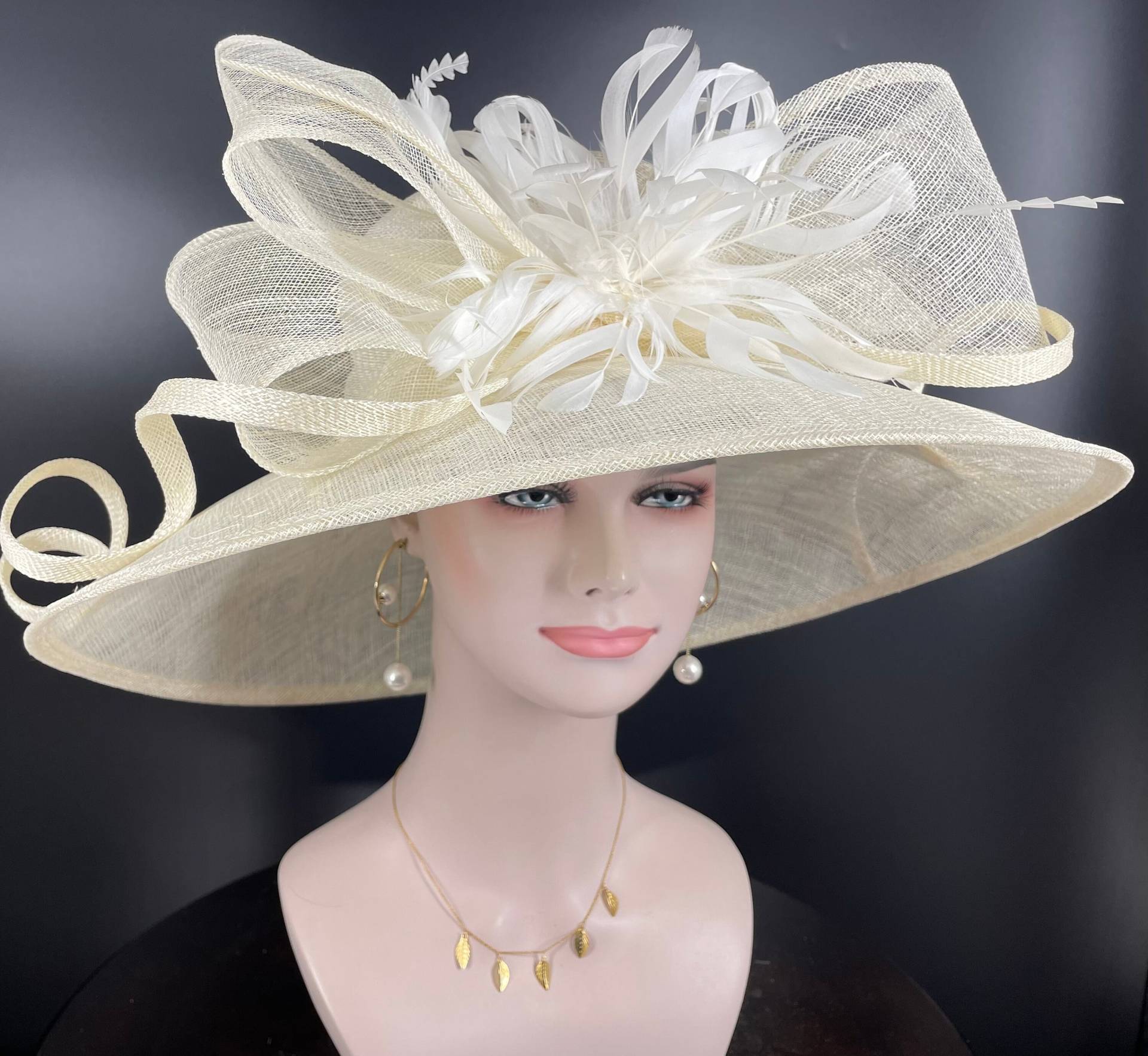 Kirche Kentucky Derby Hut Kutsche Teeparty Hochzeit Mit Jumbo Feder Blume Und Bögen Off White/Elfenbein von MissRaceKentuckyHat