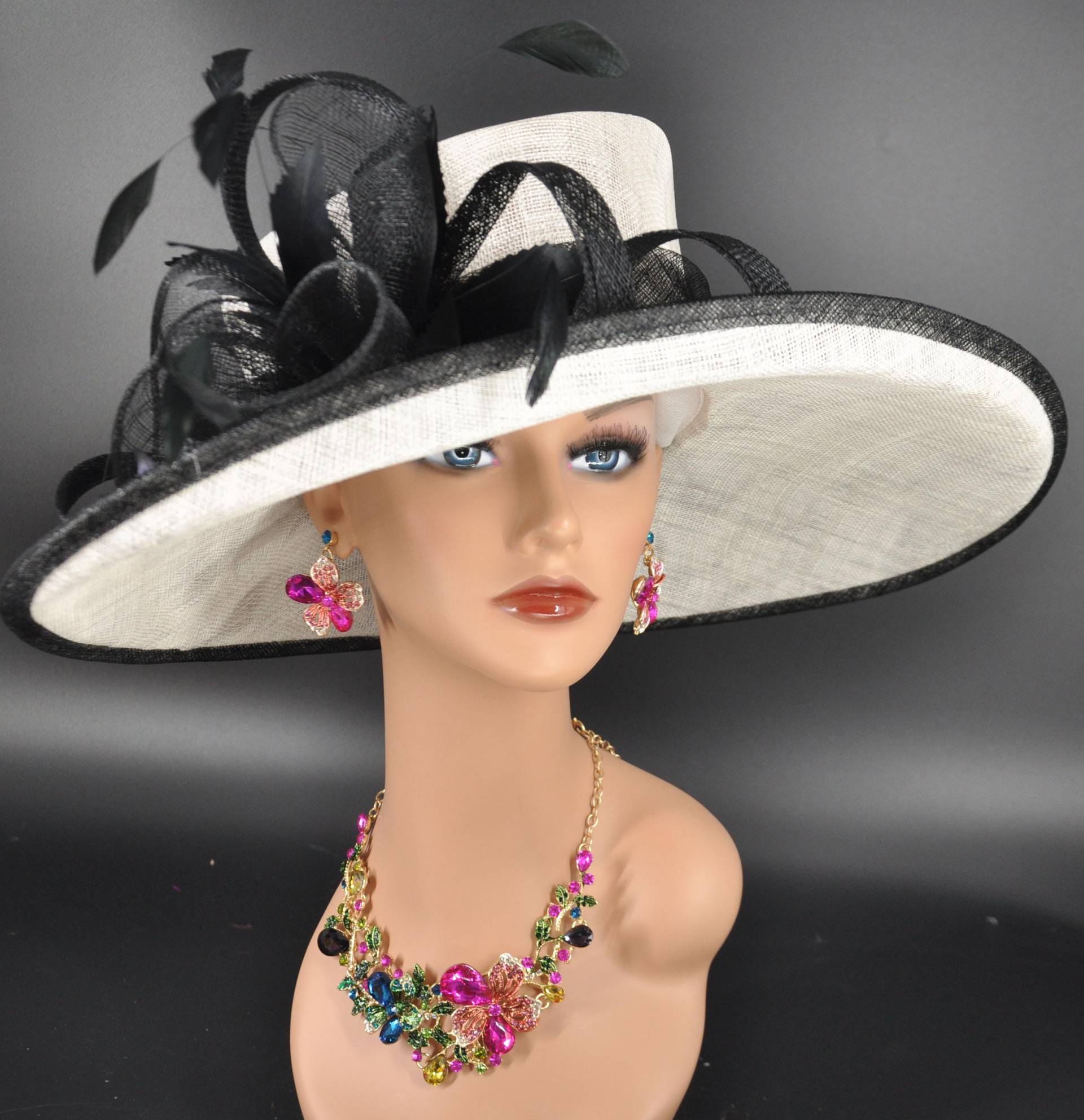 Kirche Kentucky Derby Hut Kutsche Teeparty Hochzeit Royal Ascot Mit Breiter Krempe Frau in Festem Sinamay Weiß Schwarz Kirche Kentucky Derby Hut Kutsche Teeparty Hochzeit Royal Ascot Mit Breiter Krempe Frau in Festem Sinamay Weiß Schwarz von MissRaceKentuckyHat