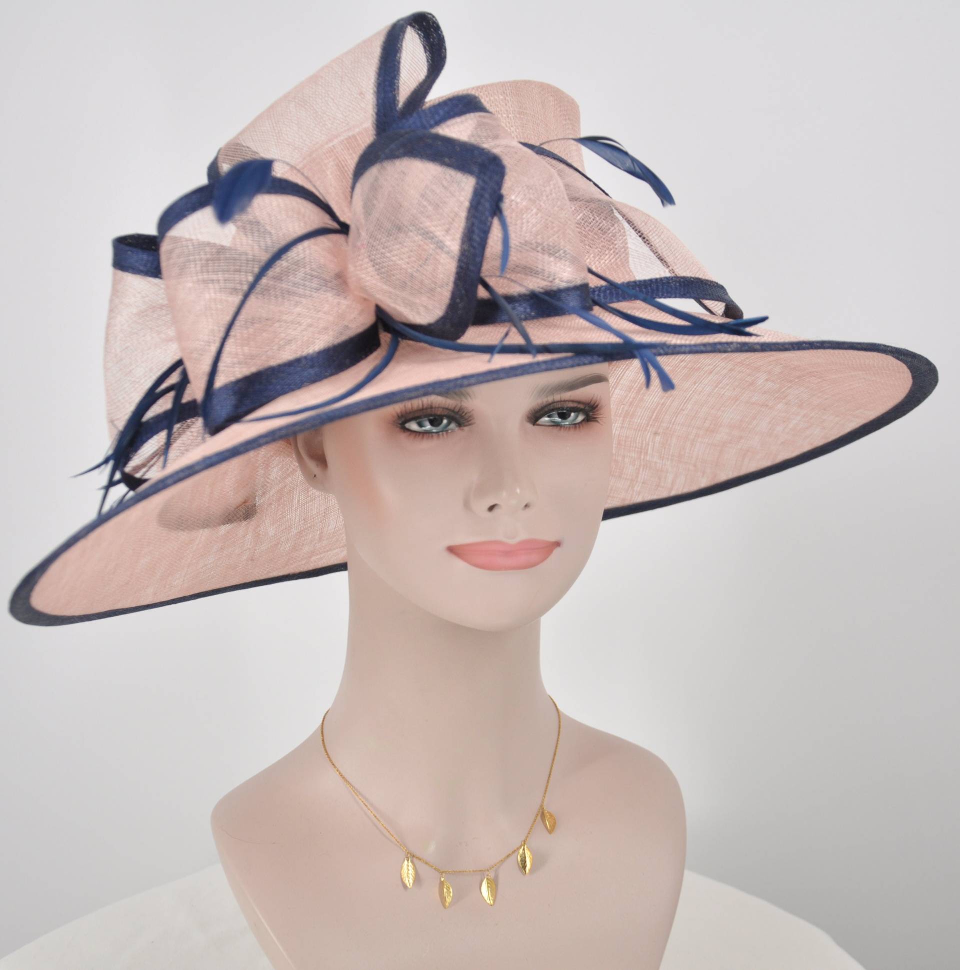 Kirche Kentucky Derby Hut Kutsche Teeparty Hochzeit Royal Ascot Mit Breiter Krempe in Festem Sinamay Dusty Pink Marineblau von MissRaceKentuckyHat