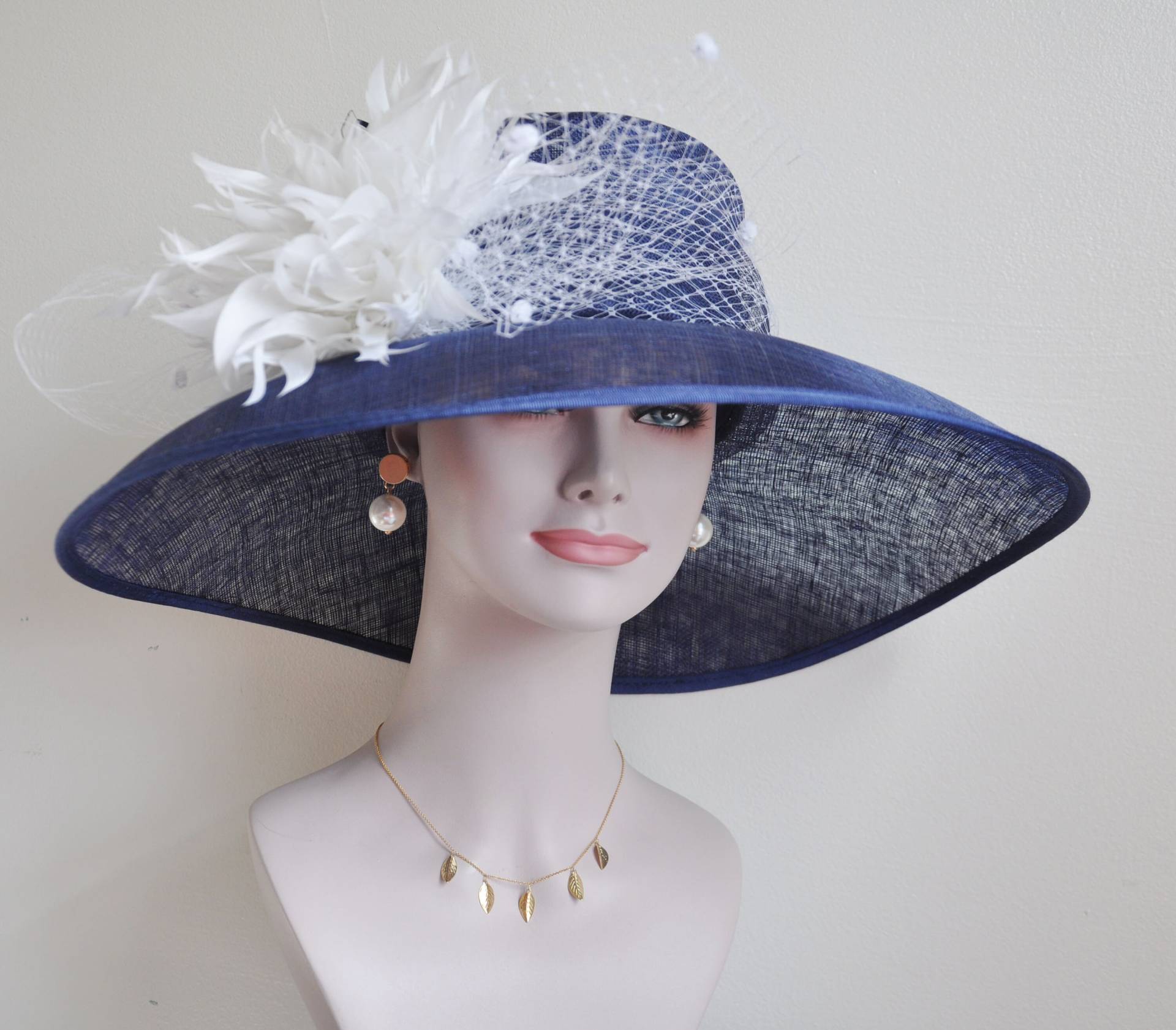 Kirche Kentucky Derby Hut Kutsche Teeparty Hochzeit Royal Ascot Mit Breiter Krempe in Festem Sinamay Marineblau Elfenbein von MissRaceKentuckyHat