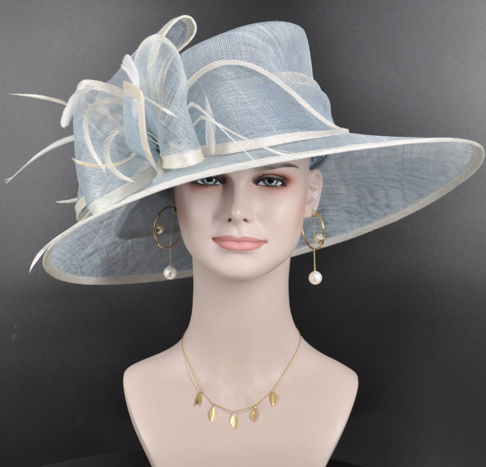 Kirche Kentucky Derby Hut Kutsche Teeparty Hochzeit Royal Ascot Mit Breiter Krempe in Festem Sinamay Pulverblau Weiß von MissRaceKentuckyHat