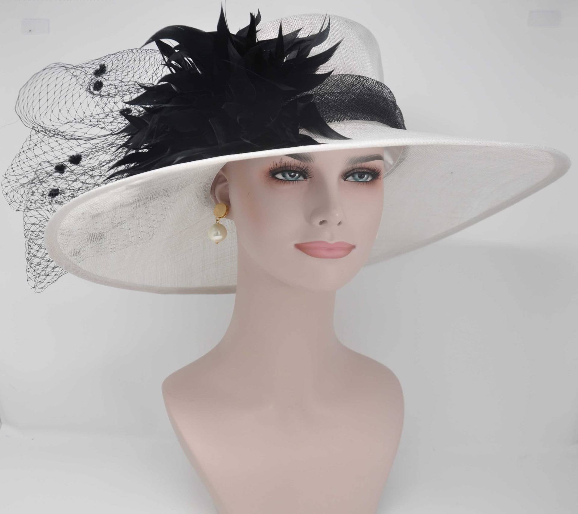 Sinamay Kentucky Derby Hut Breite Krempe Gefiederte Kirche Hochzeitshut von MissRaceKentuckyHat