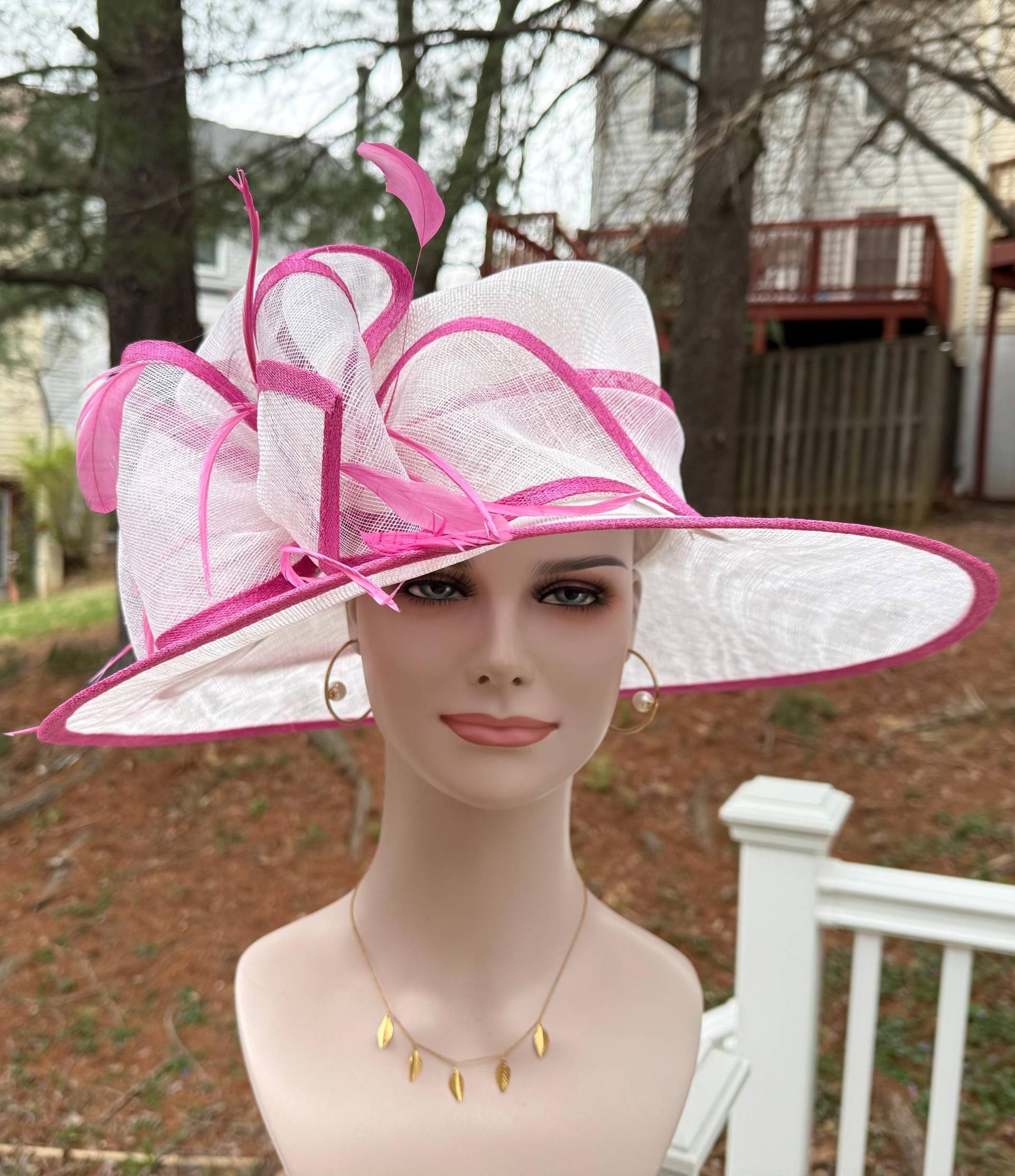Kirche Kentucky Derby Hut Kutsche Teeparty Hochzeit Royal Ascot Mit Breiter Krempe in Festem Sinamay Weiß W Hot Pink Kirche Kentucky Derby Hut Kutsche Teeparty Hochzeit Royal Ascot Mit Breiter Krempe in Festem Sinamay Weiß W Hot Pink von MissRaceKentuckyHat