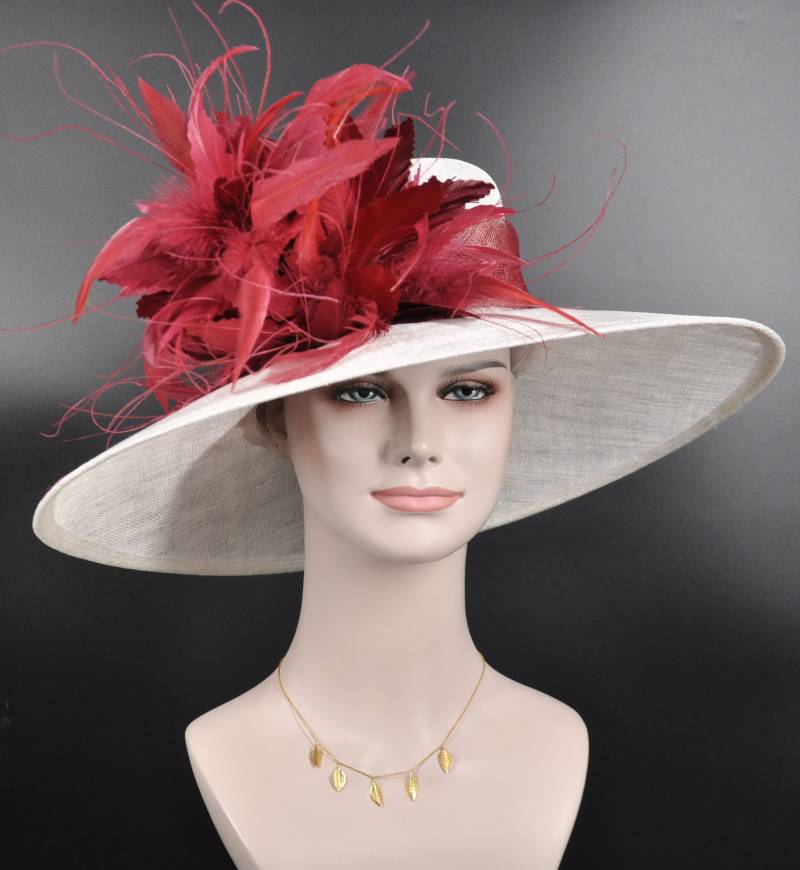 Sinamay Derby Hut Mit Breiter Krempe Weiß & Burgundy Feder Blume Sinamay Derby Hut Mit Breiter Krempe Weiß & Burgundy Feder Blume von MissRaceKentuckyHat