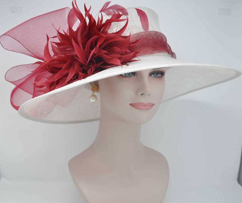 Sinamay Derby Hut Mit Breiter Krempe Weiß & Burgundy Feder Blume Sinamay Derby Hut Mit Breiter Krempe Weiß & Burgundy Feder Blume von MissRaceKentuckyHat