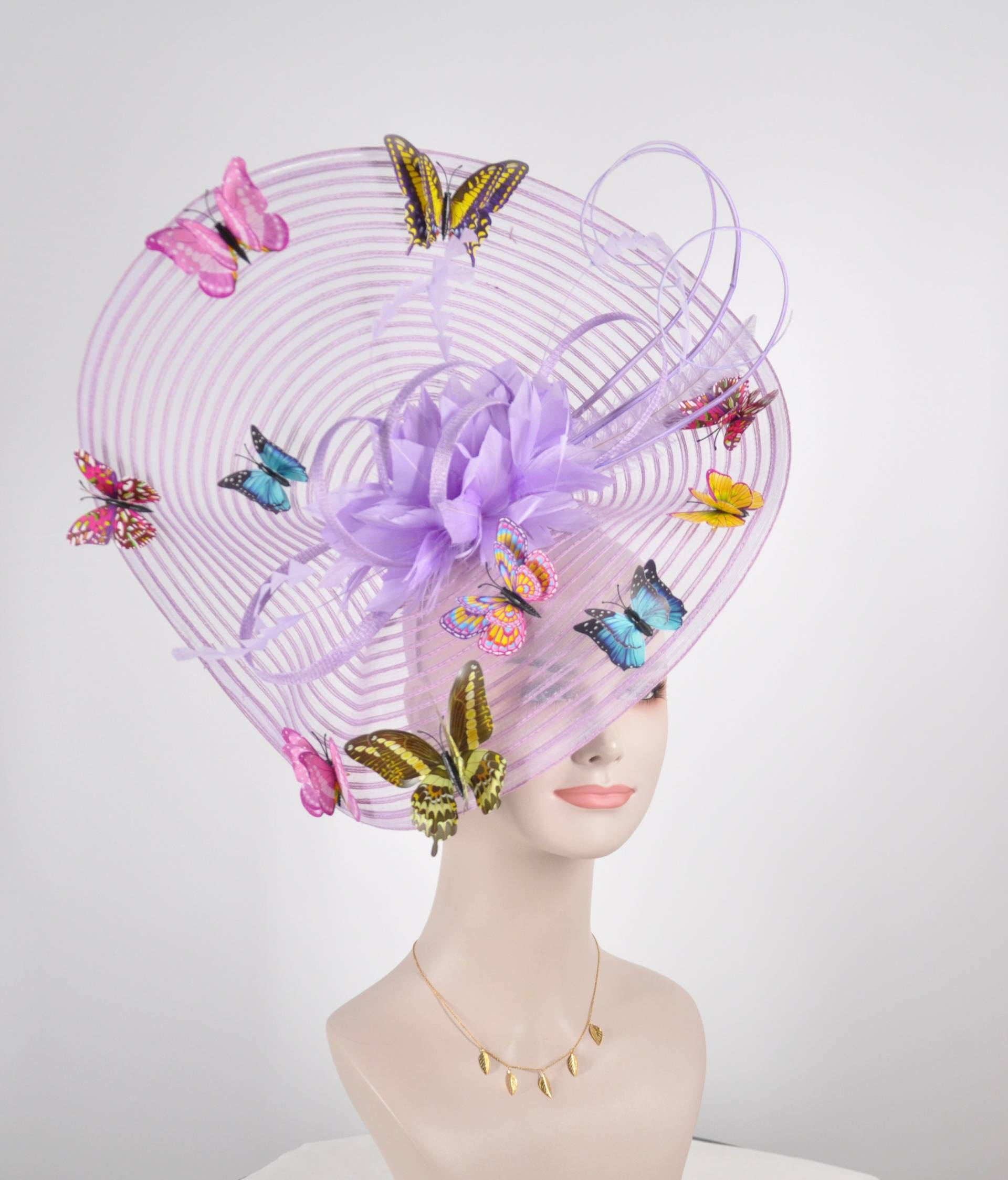 Lavendel W Schmetterlinge, Gänseblumen Und Strauss Federn Stacheln Fascinator Kentucky Derby Hut Kirche Teehochzeit Party von MissRaceKentuckyHat