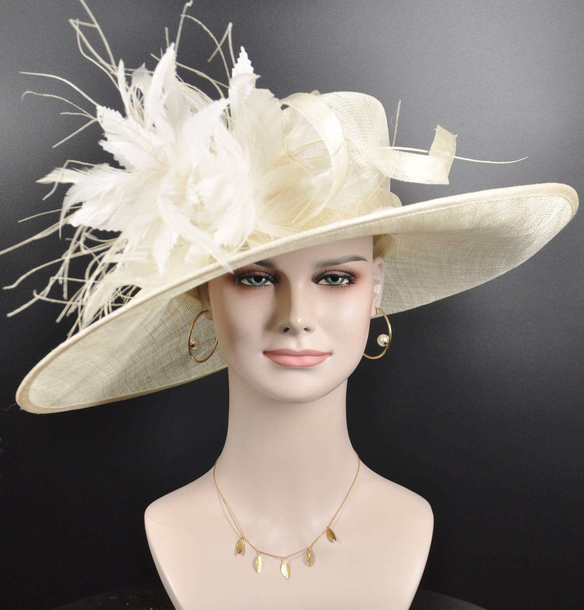 Elfenbein-Feder-Blumen-Sinamay-Derby-Hut Royal Ascot Tea Party von MissRaceKentuckyHat