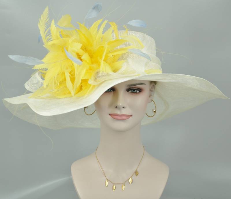 Off White/Elfenbein Mit Gelb Puder Blau Feder Blume Kentucky Derby Hut, Kirchen Hochzeitshut, Osterhut, Sinamay Hut Breiter Krempe Off White/Elfenbein Mit Gelb Puder Blau Feder Blume Kentucky Derby Hut, Kirchen Hochzeitshut, Osterhut, Sinamay Hut Breiter Krempe von MissRaceKentuckyHat