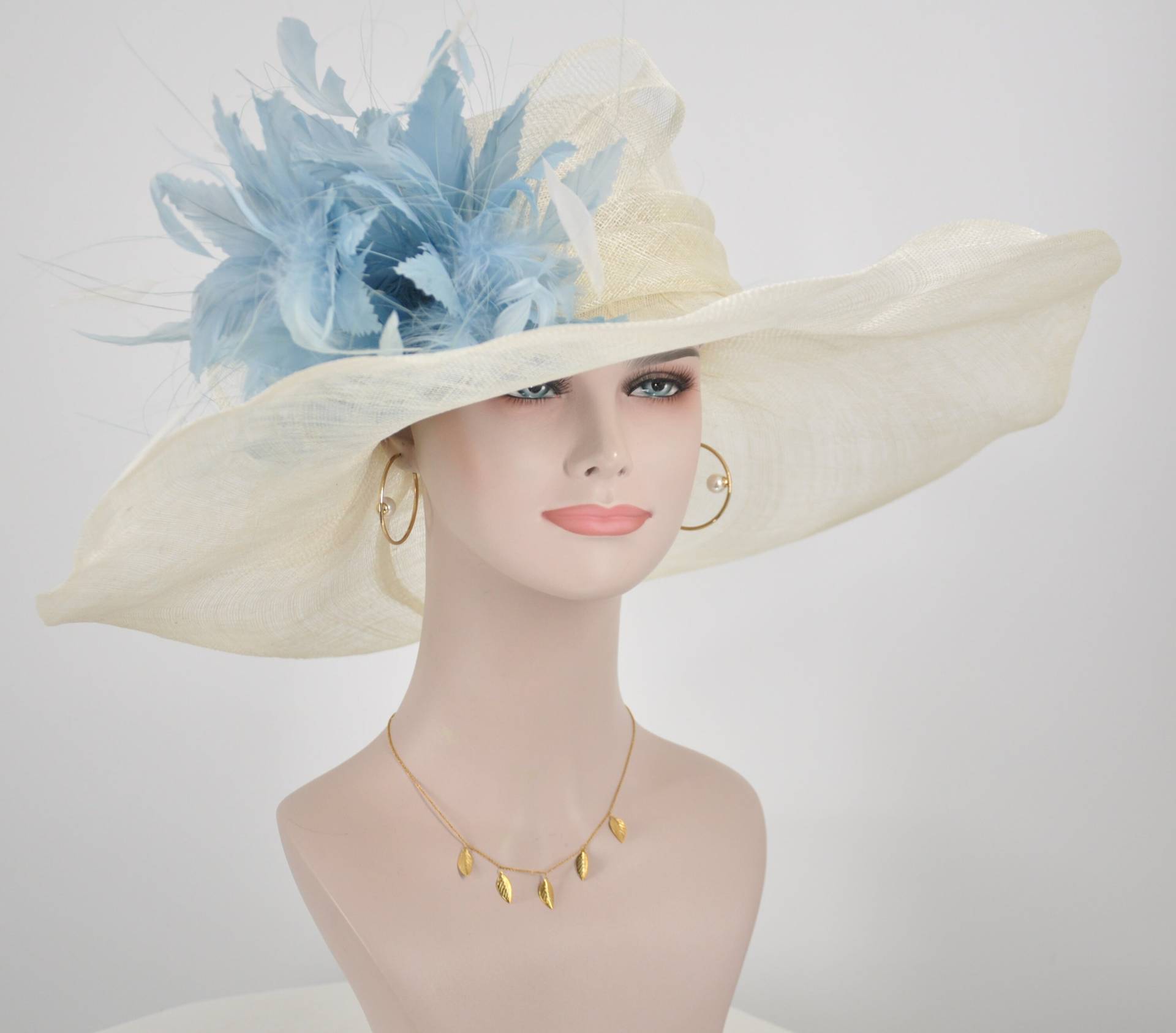 Off White/Elfenbein Mit Taubenblau Off - Federblumen Kentucky Derby Hut, Kirchenhut, Hochzeitshut, Osterhut Sinamay Off White/Elfenbein Mit Taubenblau Off - Federblumen Kentucky Derby Hut, Kirchenhut, Hochzeitshut, Osterhut Sinamay von MissRaceKentuckyHat