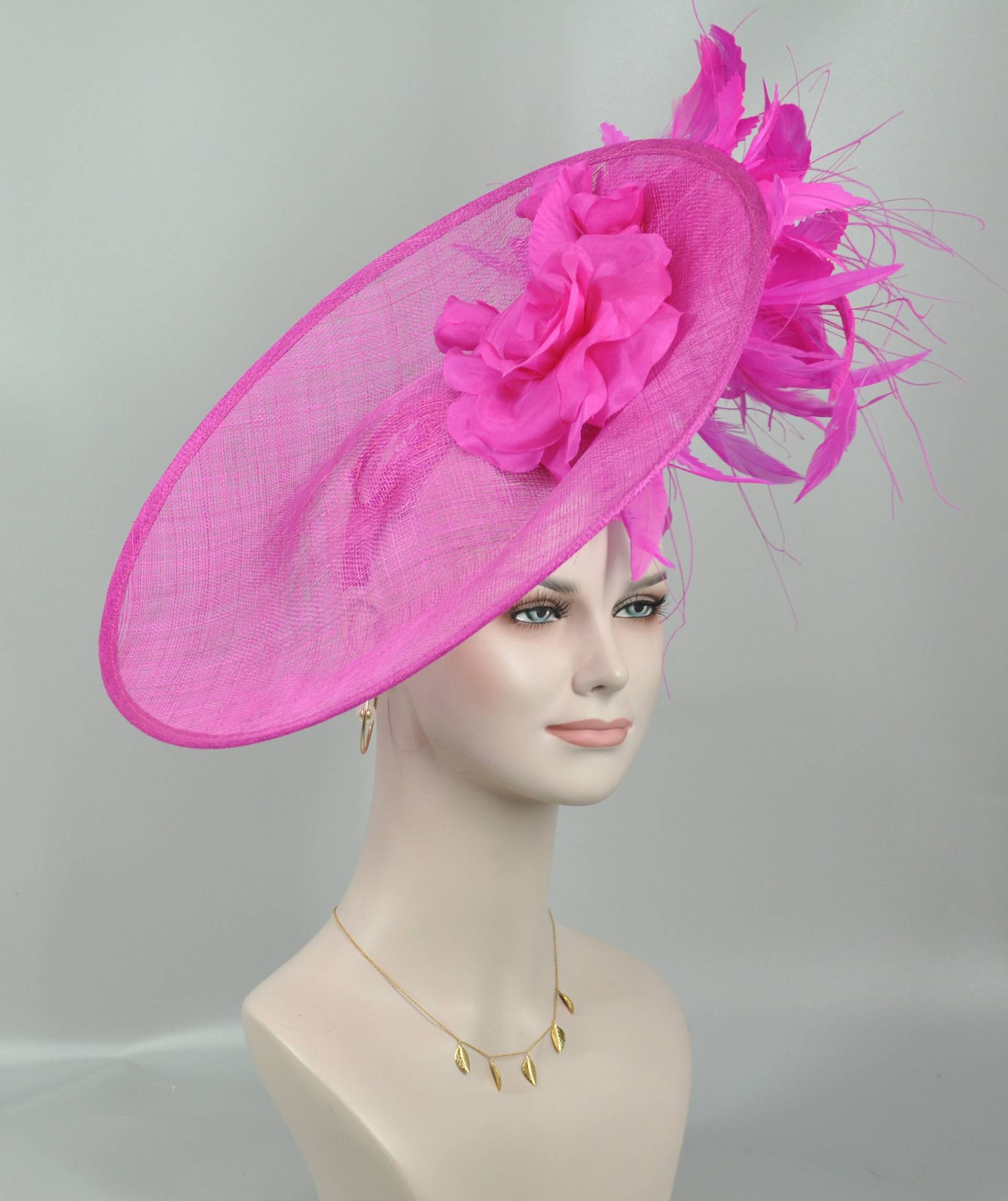 Pinker Fascinator Aus Sinamay Mit Jumbo Seide Und Federn Pinker Fascinator Aus Sinamay Mit Jumbo Seide Und Federn von MissRaceKentuckyHat