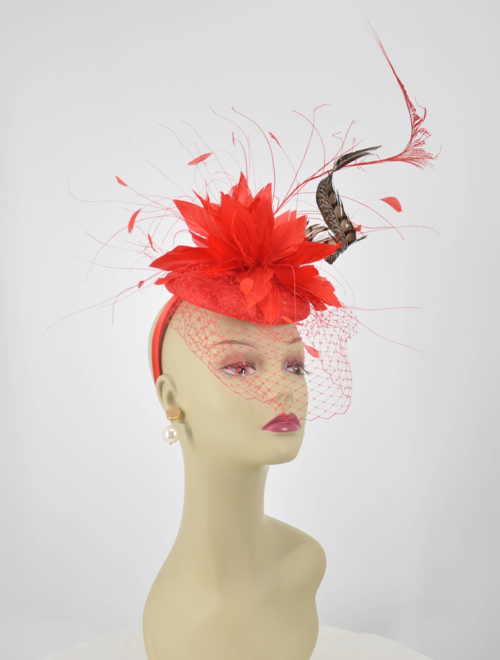 Roter Sinamay Disc Fascinator Hut Mit Roter Jumbo Feder Blume, Bunten Federn, Jumbo Netting von MissRaceKentuckyHat