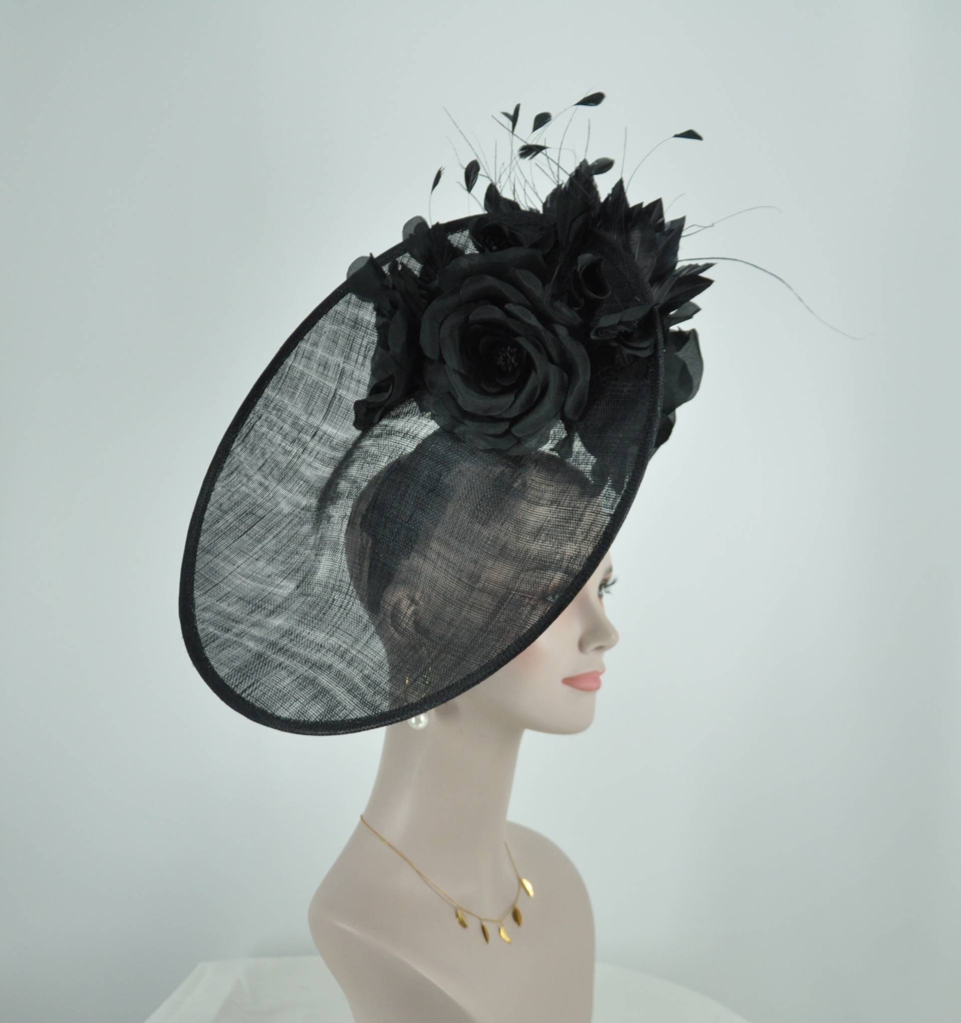 Schwarzer Fascinator Aus Sinamay Mit Jumbo Seide Und Federn Schwarzer Fascinator Aus Sinamay Mit Jumbo Seide Und Federn von MissRaceKentuckyHat