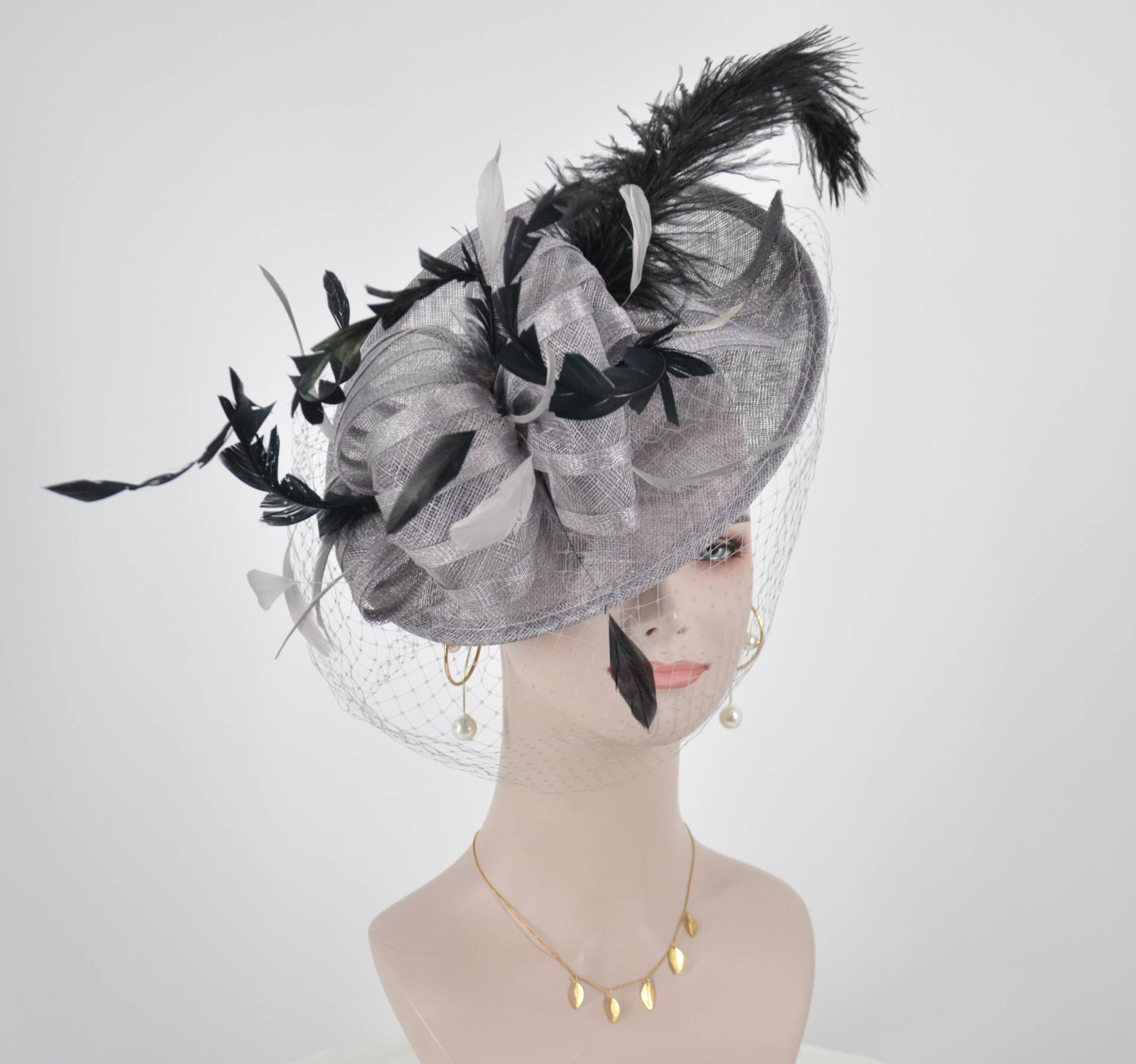 Sinamay Disc Fascinator Hut Mit Federn Und Netting Grau/Silber W Schwarz Schöne Raffinierte Für Derby Rasse Kirche Kleid Cocktail von MissRaceKentuckyHat