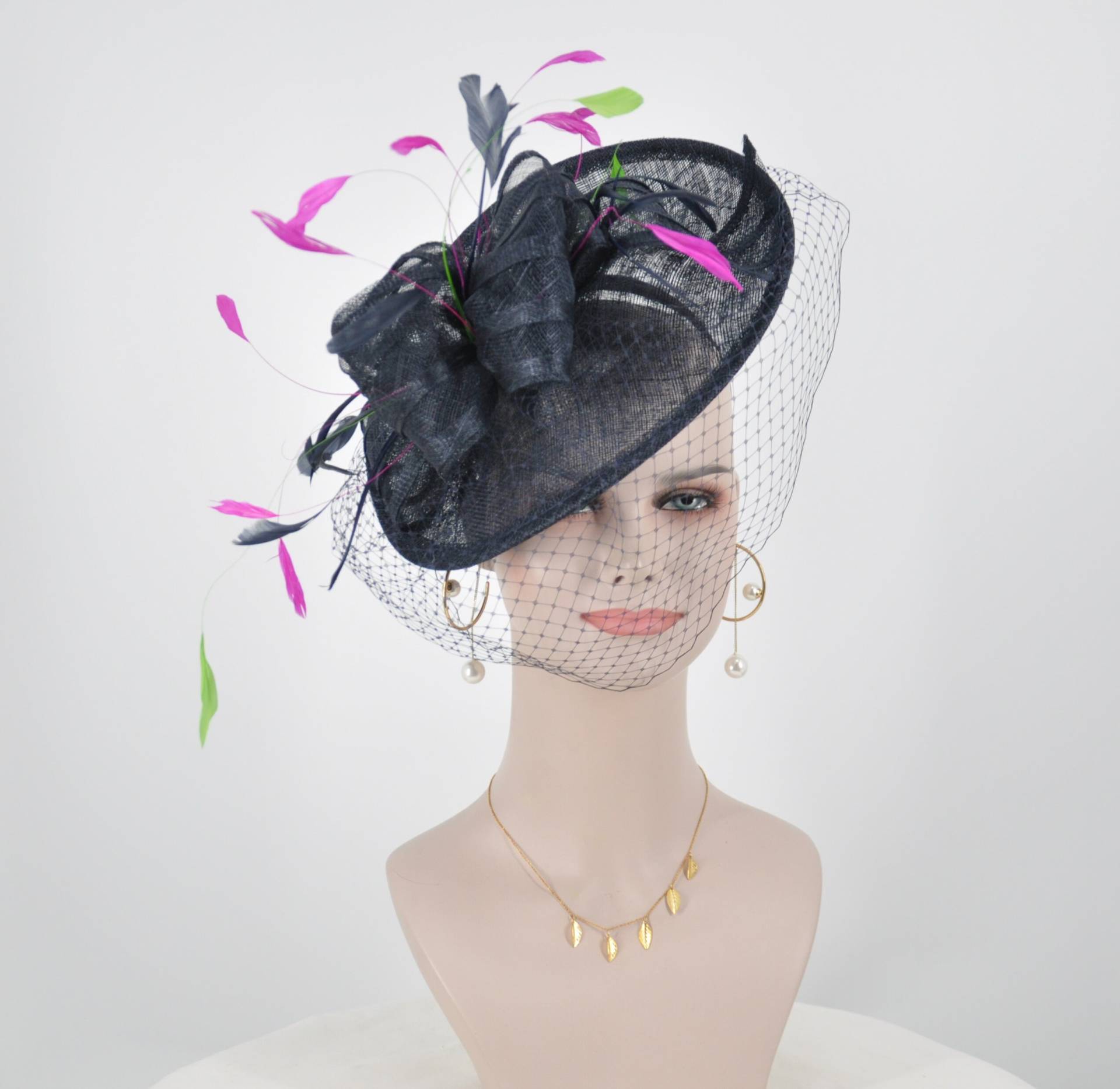 Sinamay Disc Fascinator Hut Mit Federn Und Netting Navy Blau W Hot Pink Grün Schöne Raffiniert Für Derby Rasse Kirche Kleid Cocktail von MissRaceKentuckyHat