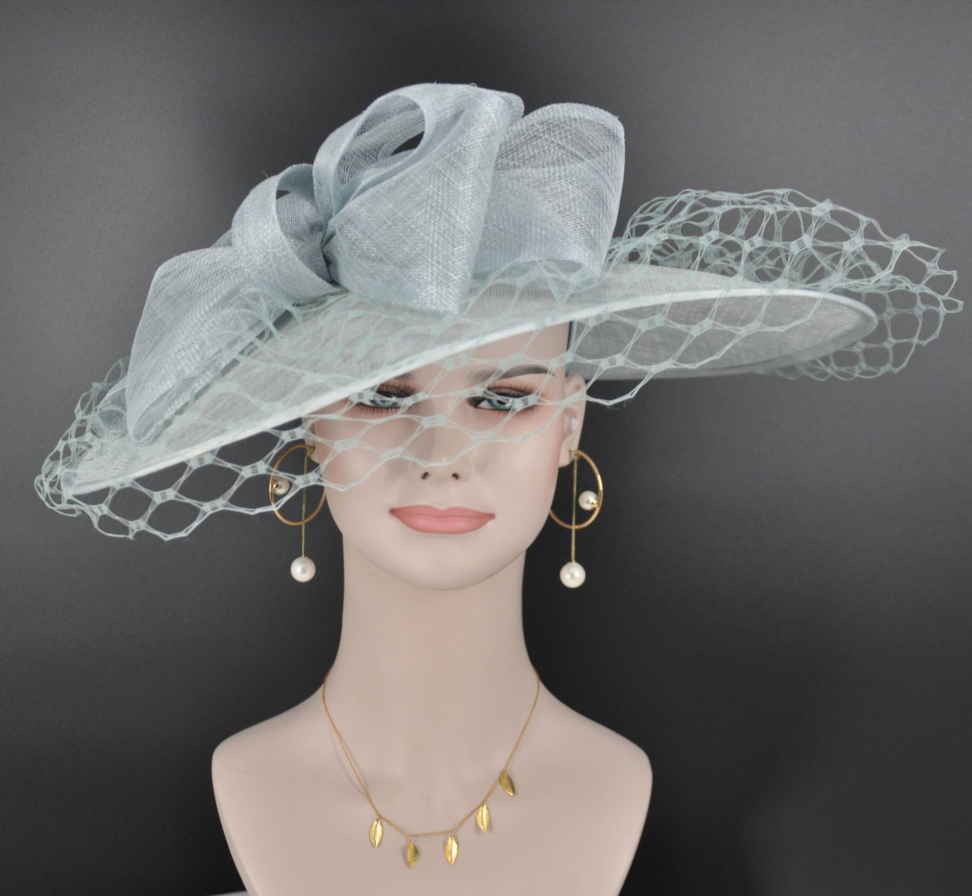 Sinamay Disc Fascinator Hut Mit Jumbo Bows Und Netztuch Powder Blue von MissRaceKentuckyHat