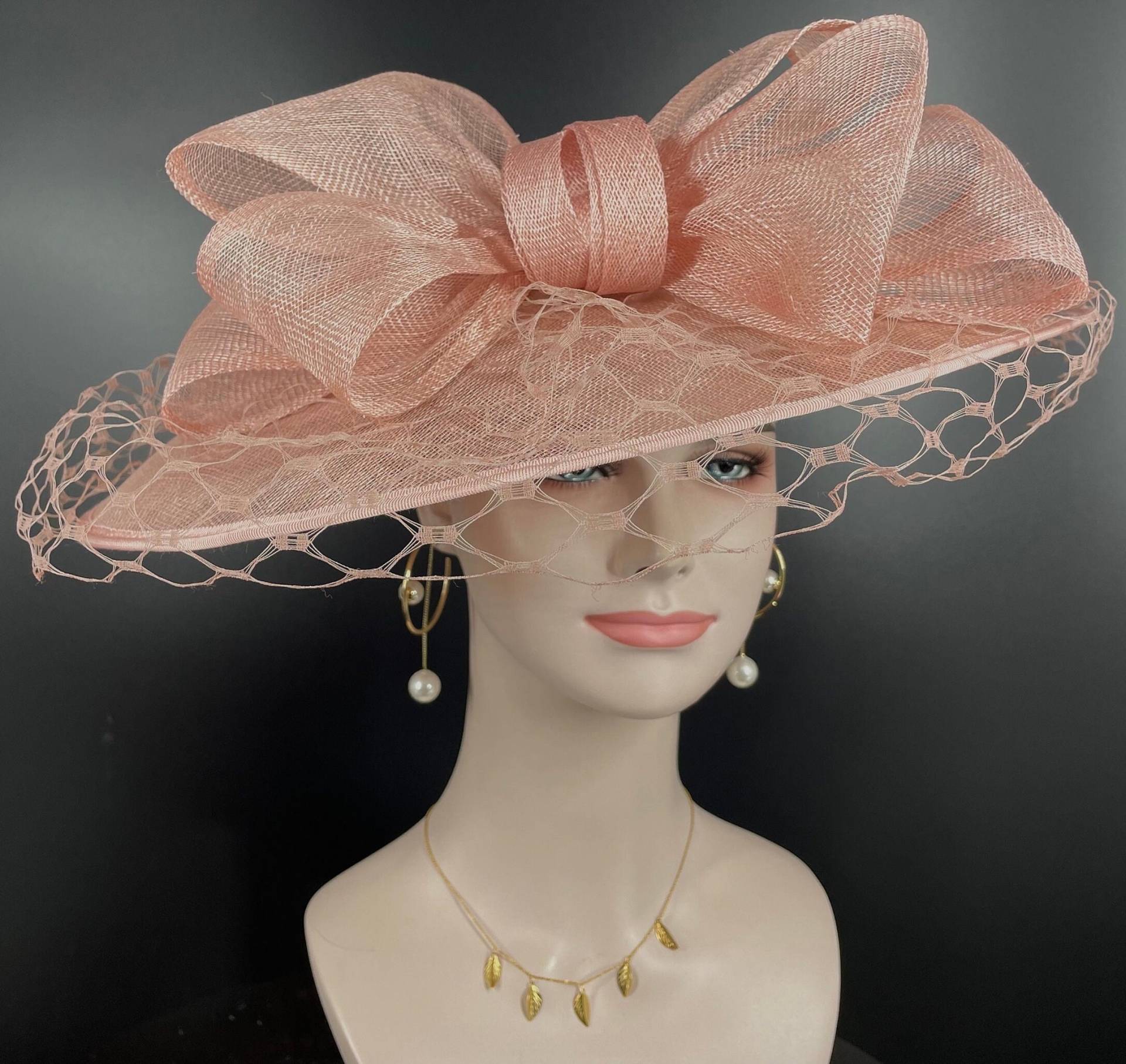 Sinamay Disc Fascinator Hut Mit Jumbo Schleifen Und Netting Dusty Pink von MissRaceKentuckyHat