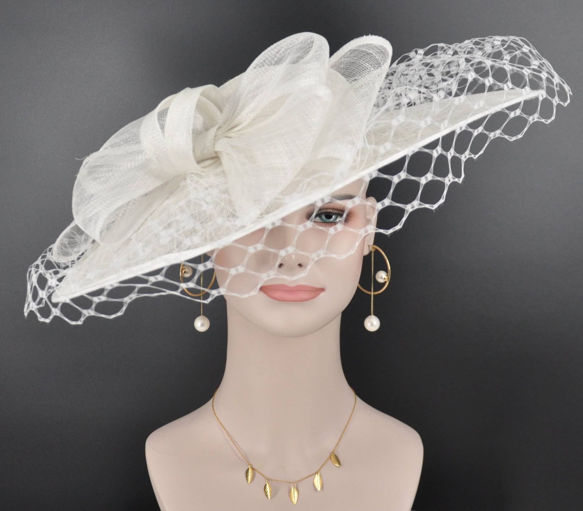 Sinamay Disc Fascinator Hut Mit Jumbo Schleifen Und Netting in Weiss von MissRaceKentuckyHat