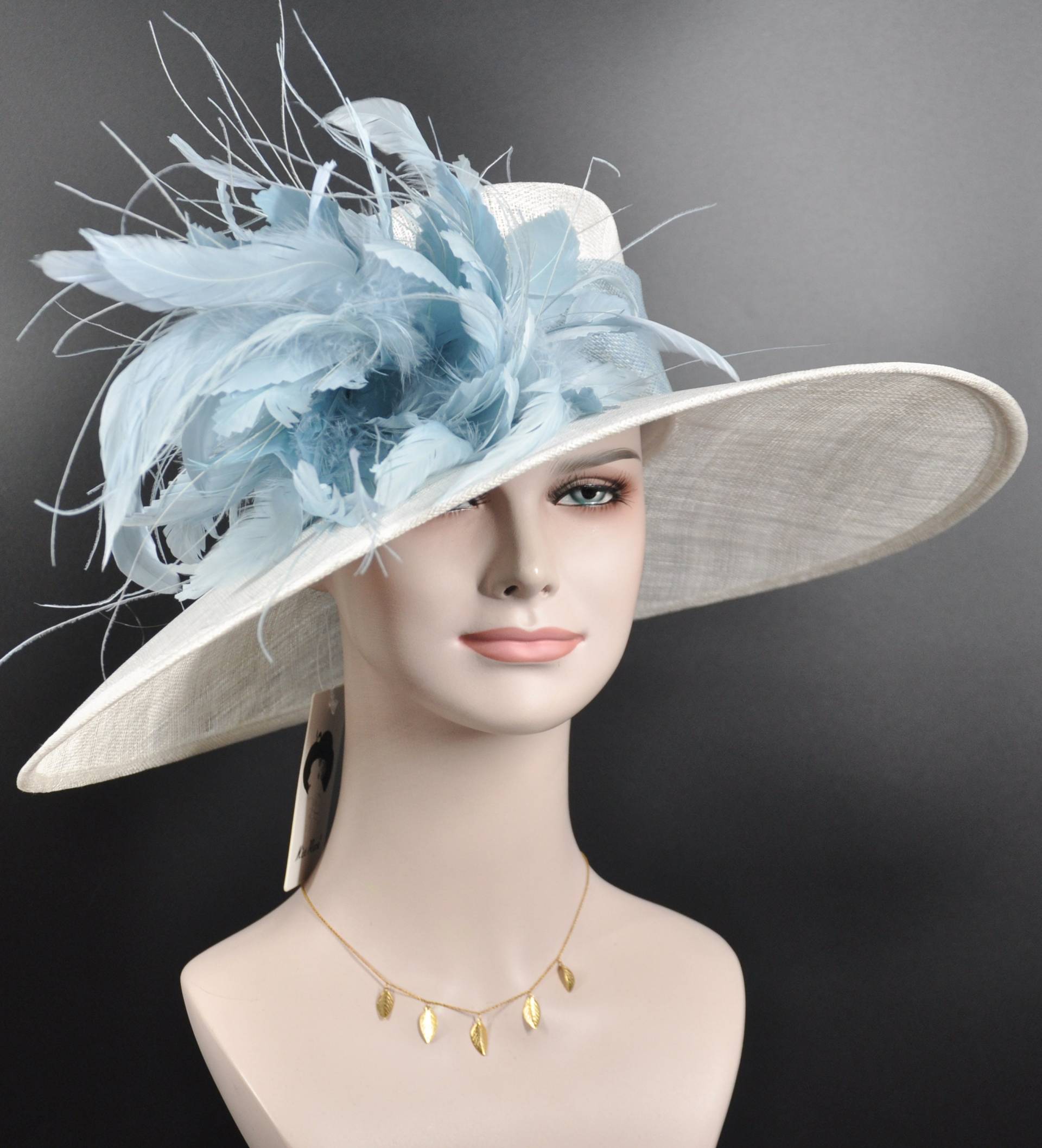 Sinamay Kentucky Derby Hut Weiße Breite Krempe Mit Taubenblauen Federn von MissRaceKentuckyHat