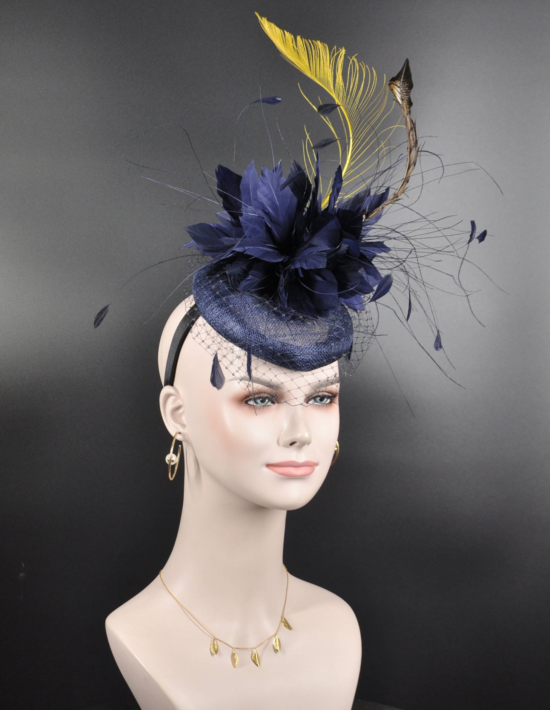 Sinamay Scheiben Fascinator Hut Mit Dunkelblau Jumbo Federblume, Götterfeder Und Netzstoff von MissRaceKentuckyHat