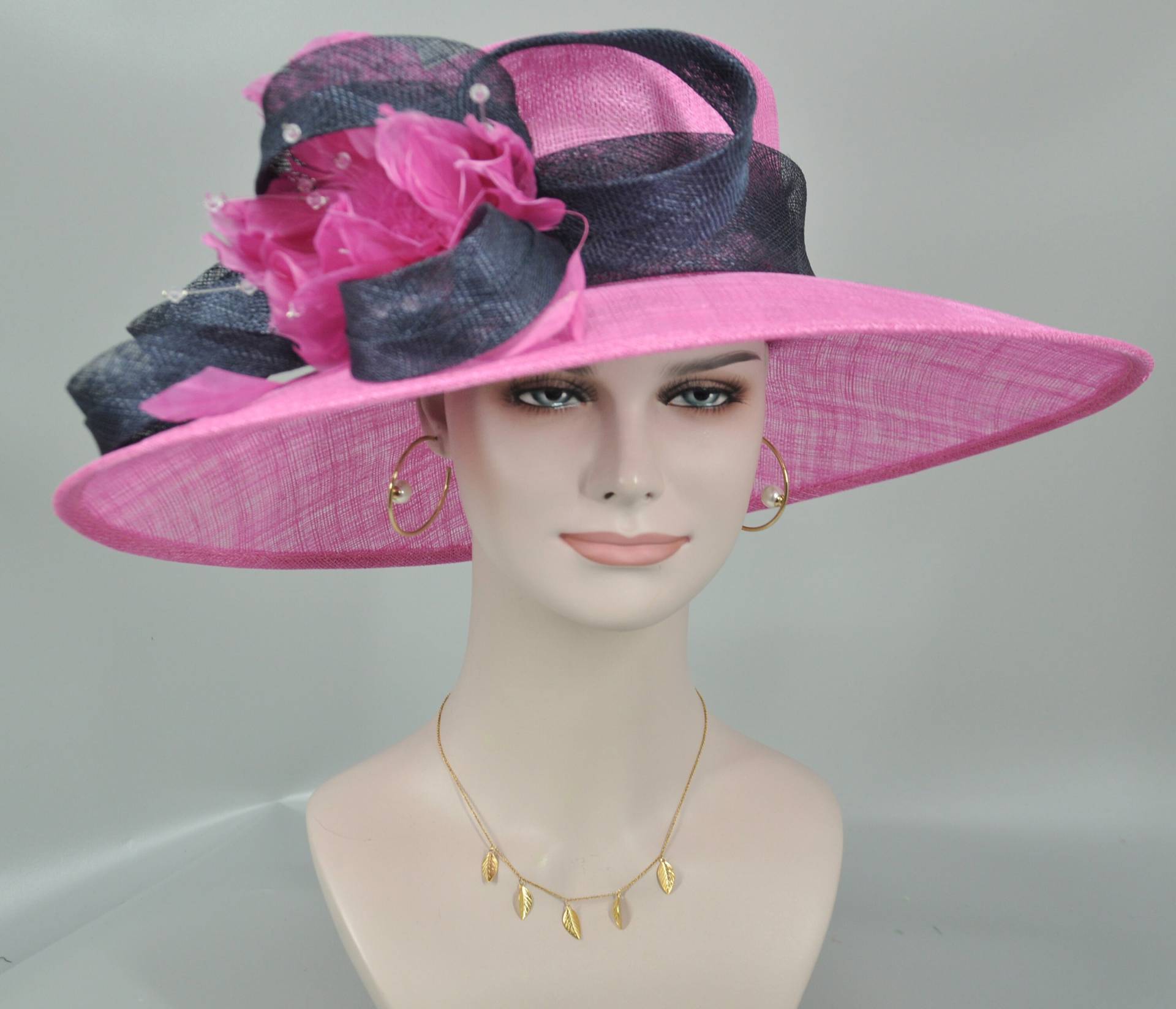 Sm21007 Kirche Kentucky Derby Hut Kutsche Teeparty Hochzeit Royal Ascot Mit Breiter Krempe in Festem Sinamay Hot Pink W Marineblau von MissRaceKentuckyHat