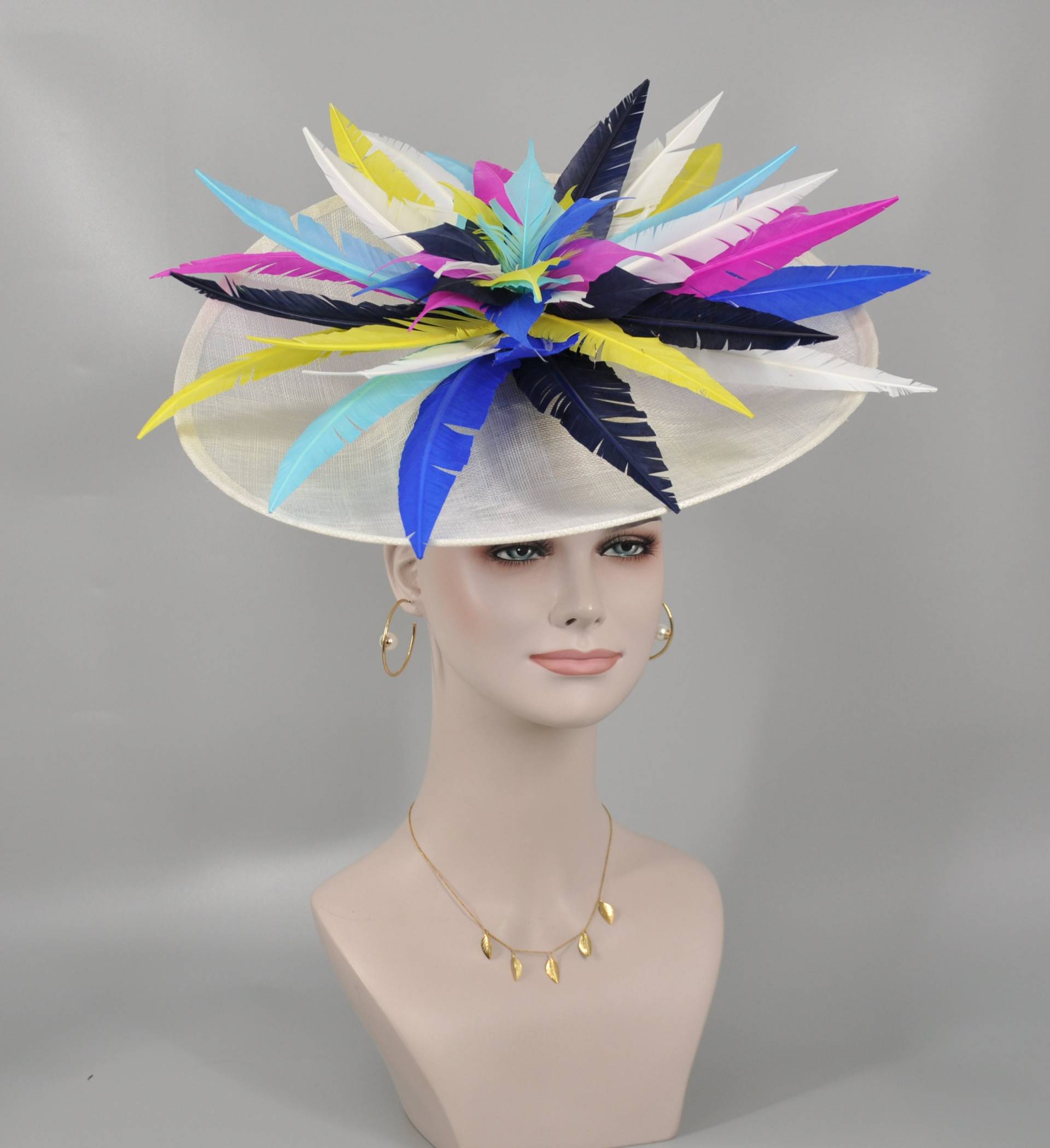 Weiß Mit Bunten Federn Blume Sinamay Disc Fascinator Hut Weiß Mit Bunten Federn Blume Sinamay Disc Fascinator Hut von MissRaceKentuckyHat