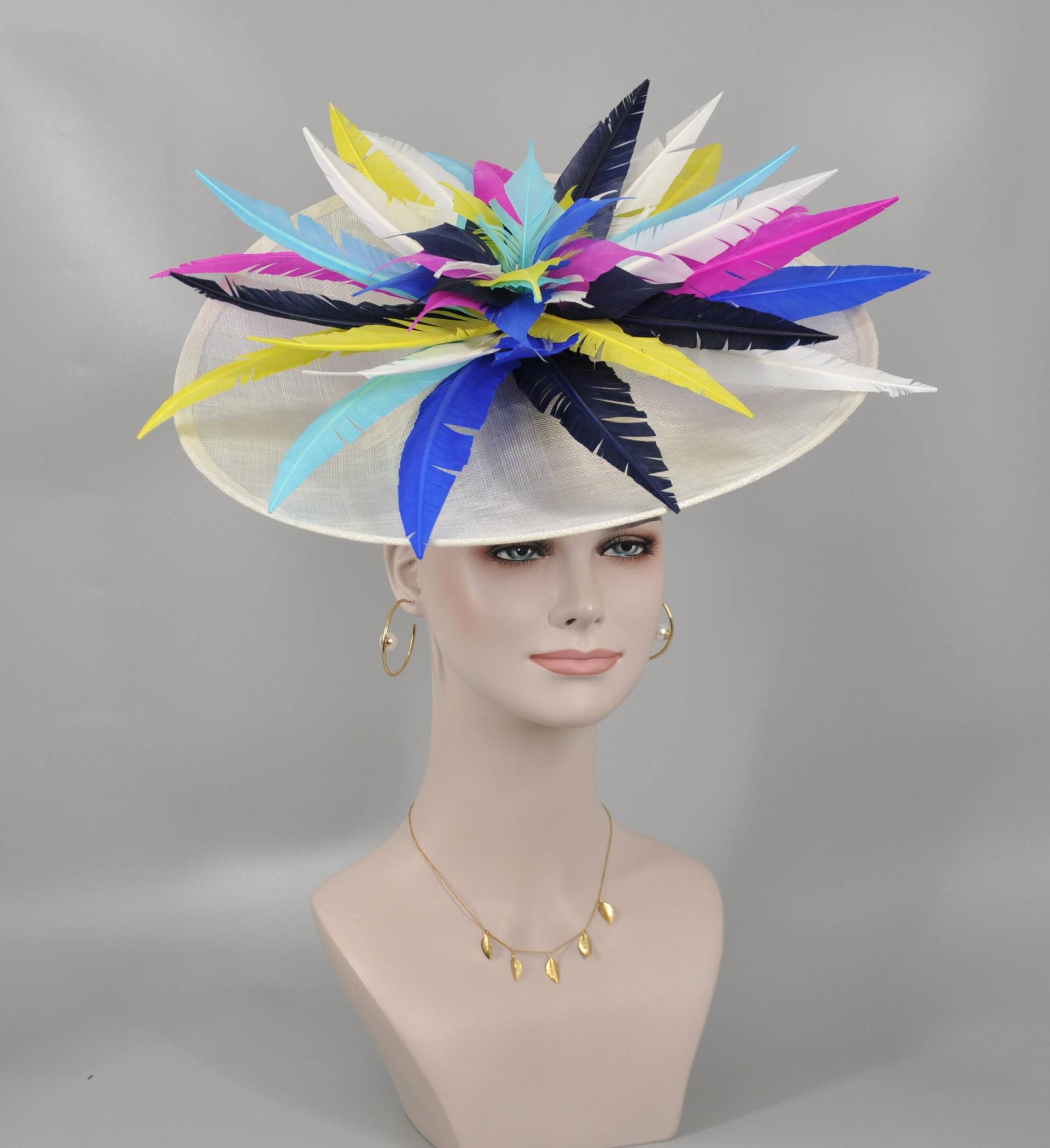 Weiß Mit Bunten Federn Blume Sinamay Disc Fascinator Hut von MissRaceKentuckyHat