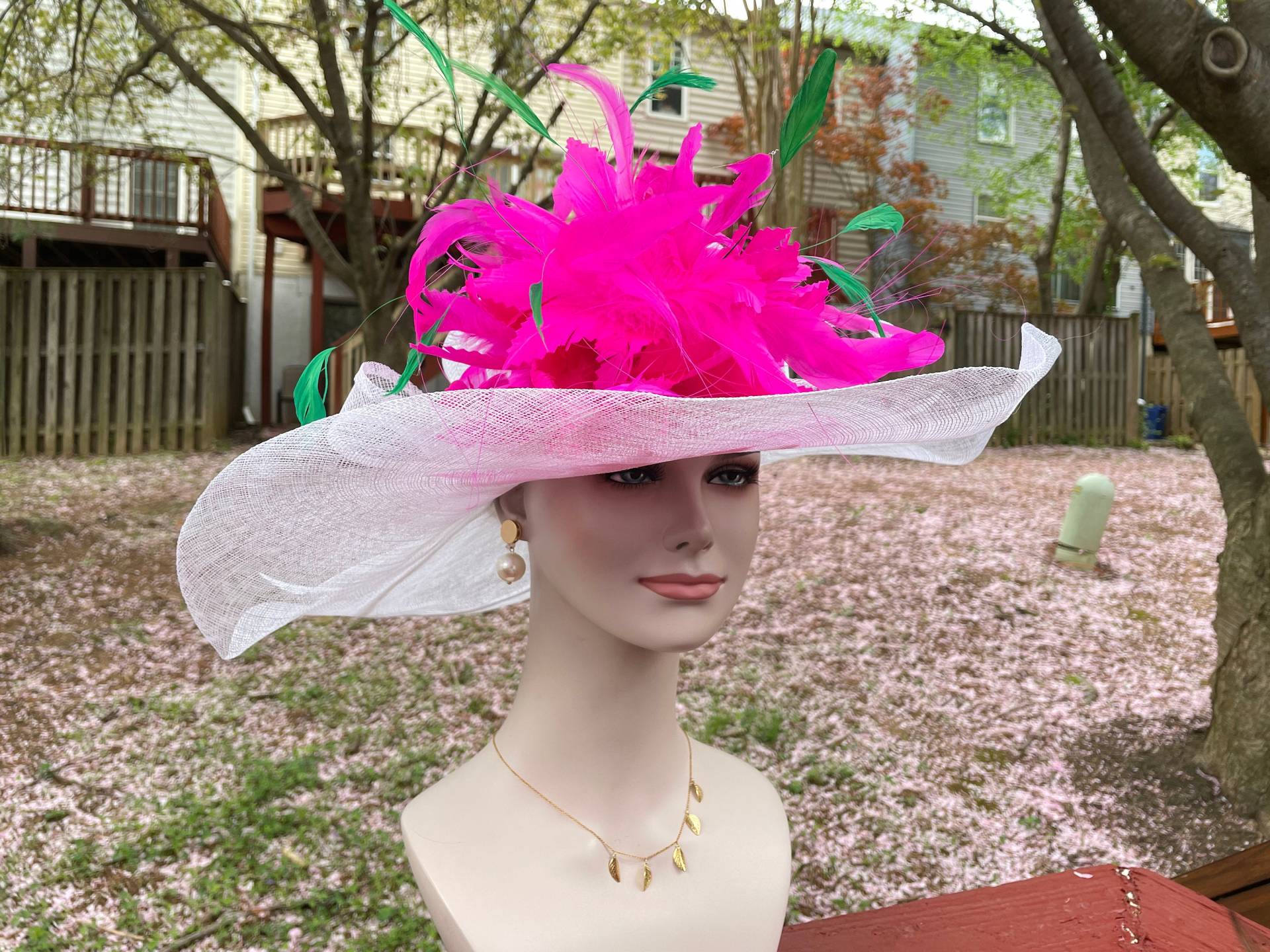 Weiß Mit Pink Feder Blume Grüne Federn Kentucky Derby Hut, Kirchenhut, Hochzeitshut, Teeparty Hut Sinamay Breiter Krempe von MissRaceKentuckyHat