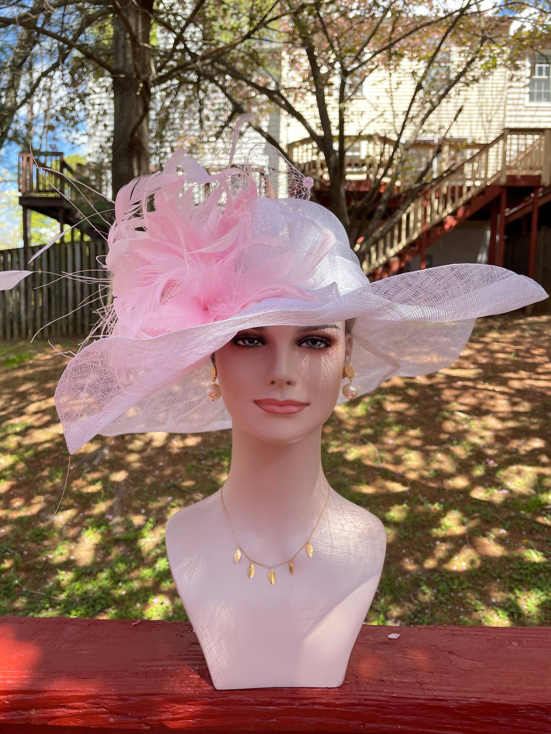 Weiß Mit Rosa Federn Kentucky Derby Hut, Kirchenhut, Hochzeitshut, Osterhut, Teepartyhut Sinamay Breiter Krempe von MissRaceKentuckyHat