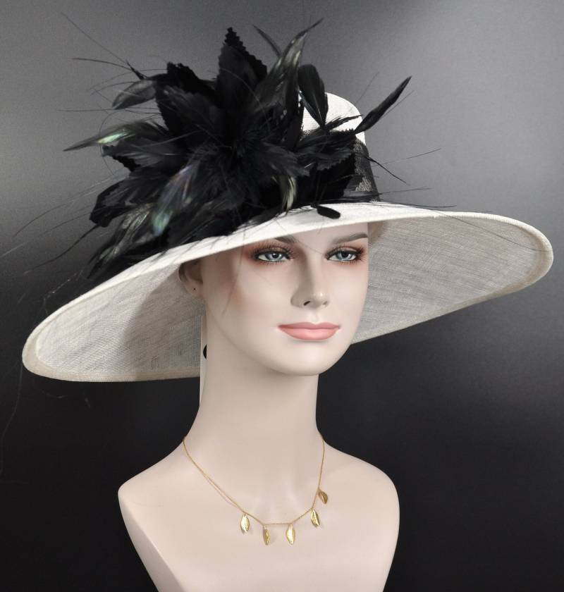 Weißer Sinamay Kentucky Derby Hut Schwarze Federblume, Breite Krempe Weißer Sinamay Kentucky Derby Hut Schwarze Federblume, Breite Krempe von MissRaceKentuckyHat