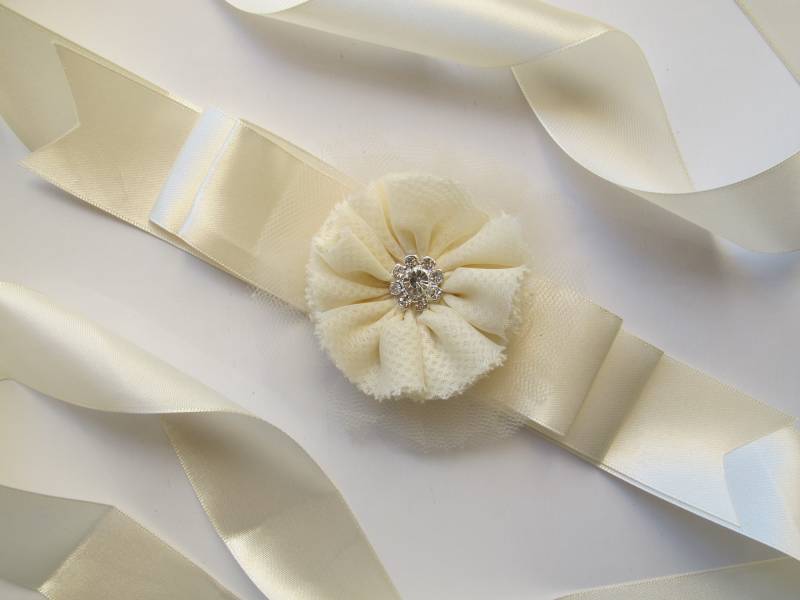 Creme Satin Tutu Gürtel. Blumenmädchen Schärpe. Satingürtel. Brautjungfern Schärpe von MissRoseSisterViolet