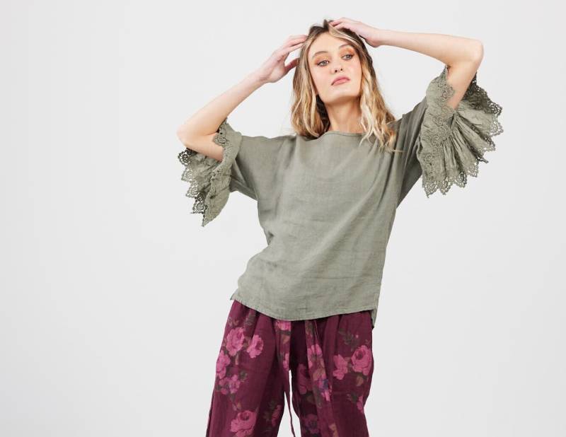 Ellie Leinen Und Spitzen Rüschen Ärmel Top in Khaki. Lässiges Damen Mit Rüschen Spitzenärmeln von MissRoseSisterViolet
