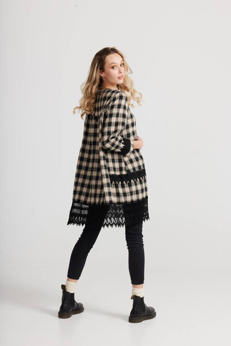 Isla Kariertes Kleid Aus Schwarzem Schottenkaro Und Vintage Spitze. Kariertes Hängerchen von MissRoseSisterViolet