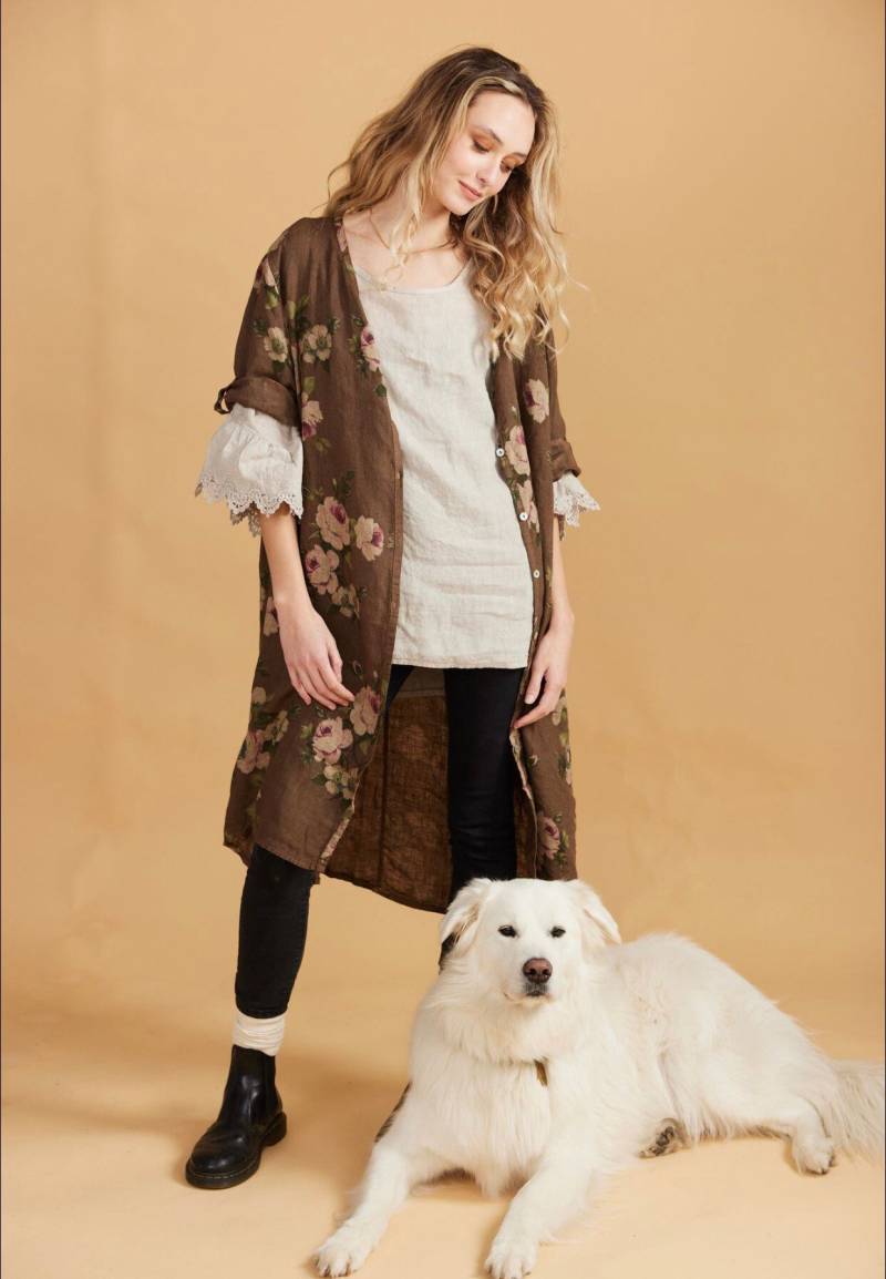 Leinen Abigail Blumenmantelkleid in Chocolate Rose Design. Atemberaubendes Plus Größe Geblümtes Leinenhemdkleid von MissRoseSisterViolet