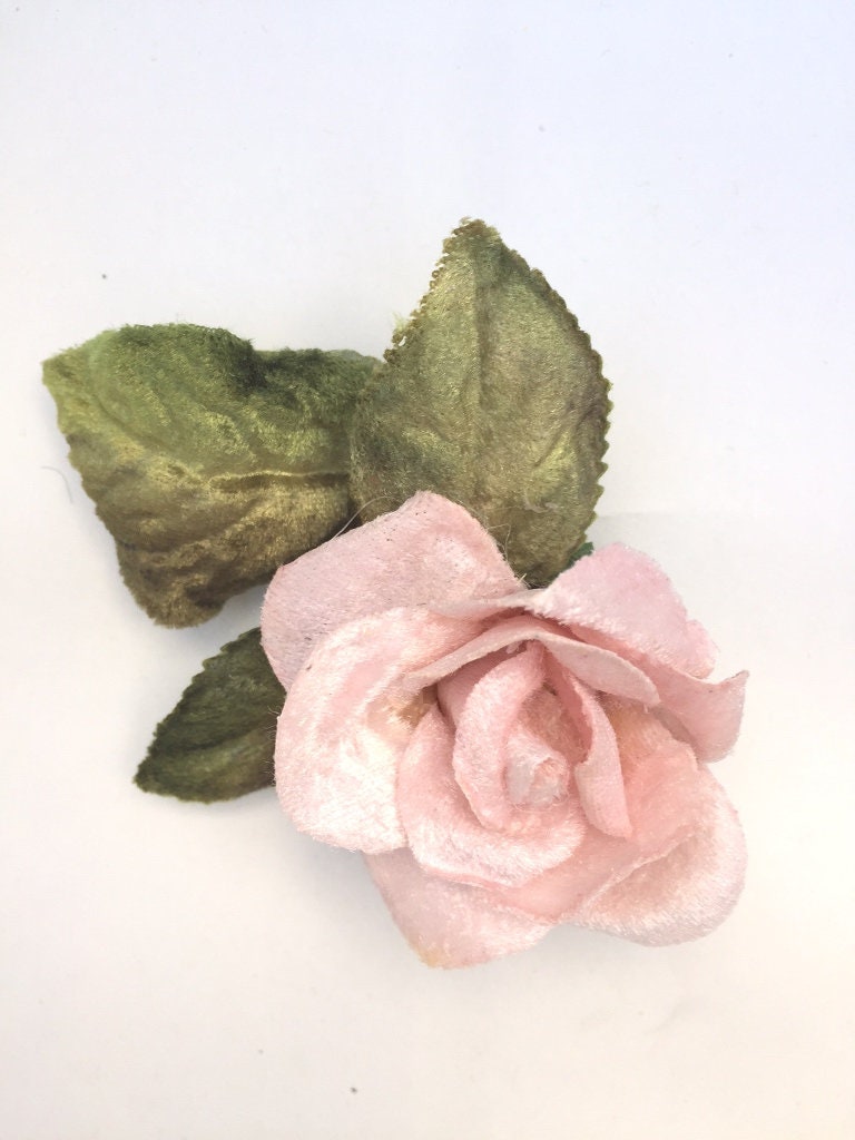 Samtblumen. Hutmacherbedarf. Vintage Hutschmuck. Samtrosen. Hutröschen. Kleine Samt Rose von MissRoseSisterViolet