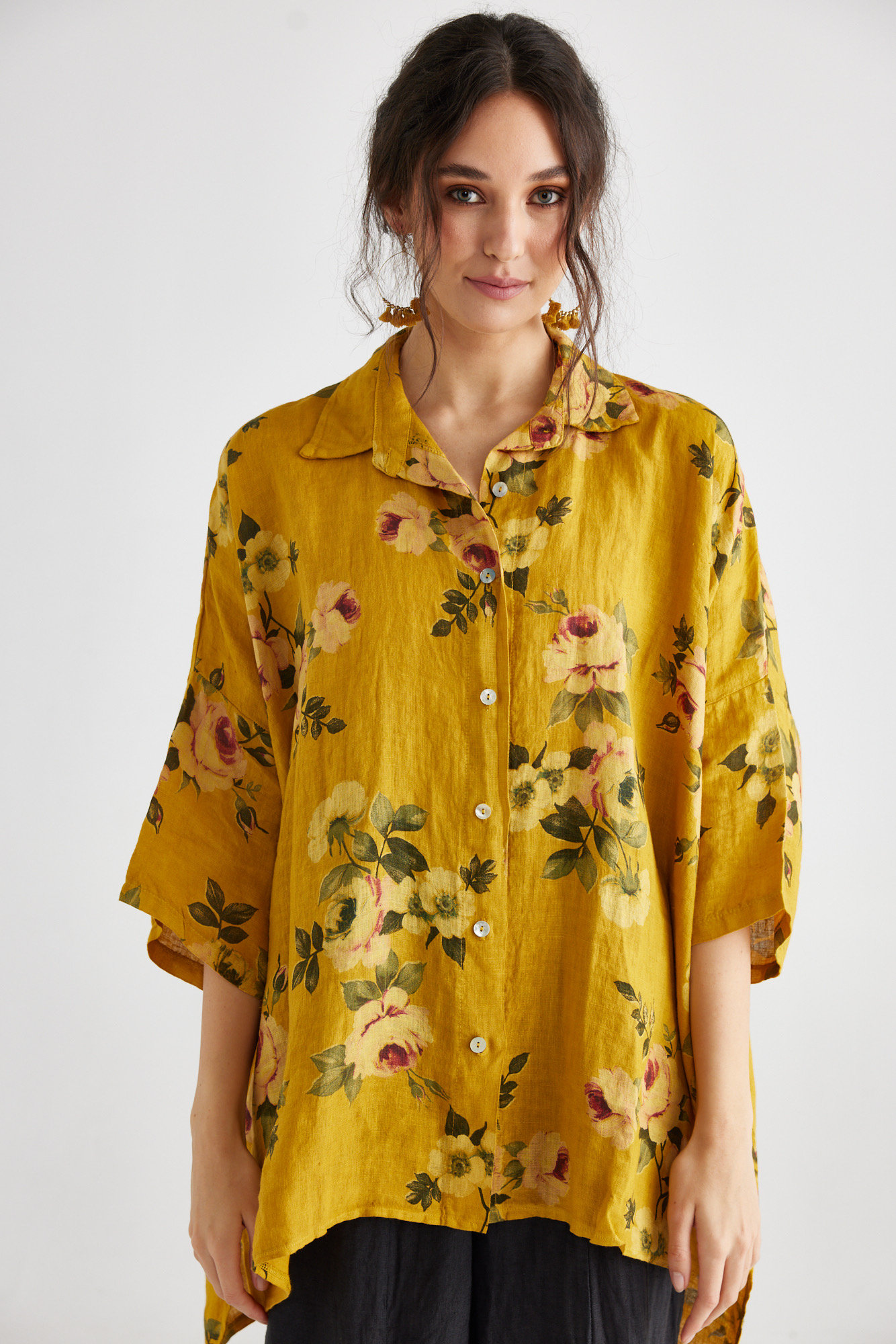 Teddie Geblümtes Leinenhemd. Sonnenblumengelbe Leinenjacke. Oversize Leinenbluse in Gelb Mit Blumenmuster Teddie Geblümtes Leinenhemd. Sonnenblumengelbe Leinenjacke. Oversize Leinenbluse in Gelb Mit Blumenmuster von MissRoseSisterViolet