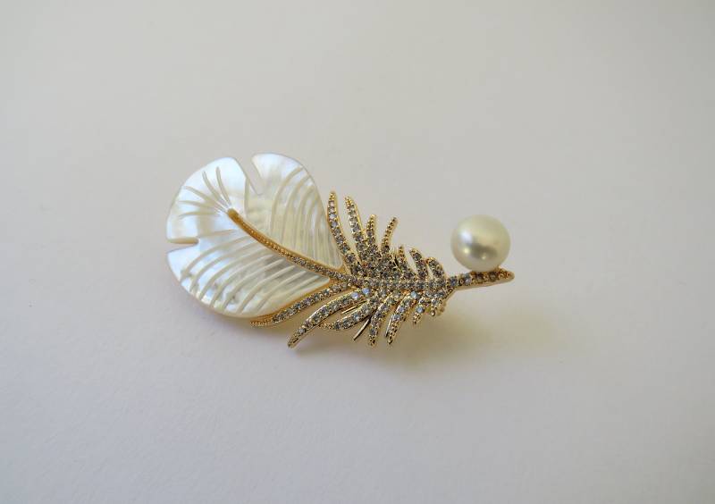 Feder Brosche Vergoldet Süßwasser Perle Weiß + Moissanite von MissTellGeschenke