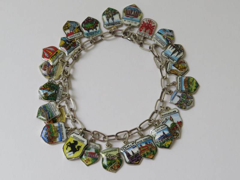 Vintage Bettelarmband 26 Anhänger Emaille Silber Armkette Armband 70Er Jahre von MissTellGeschenke