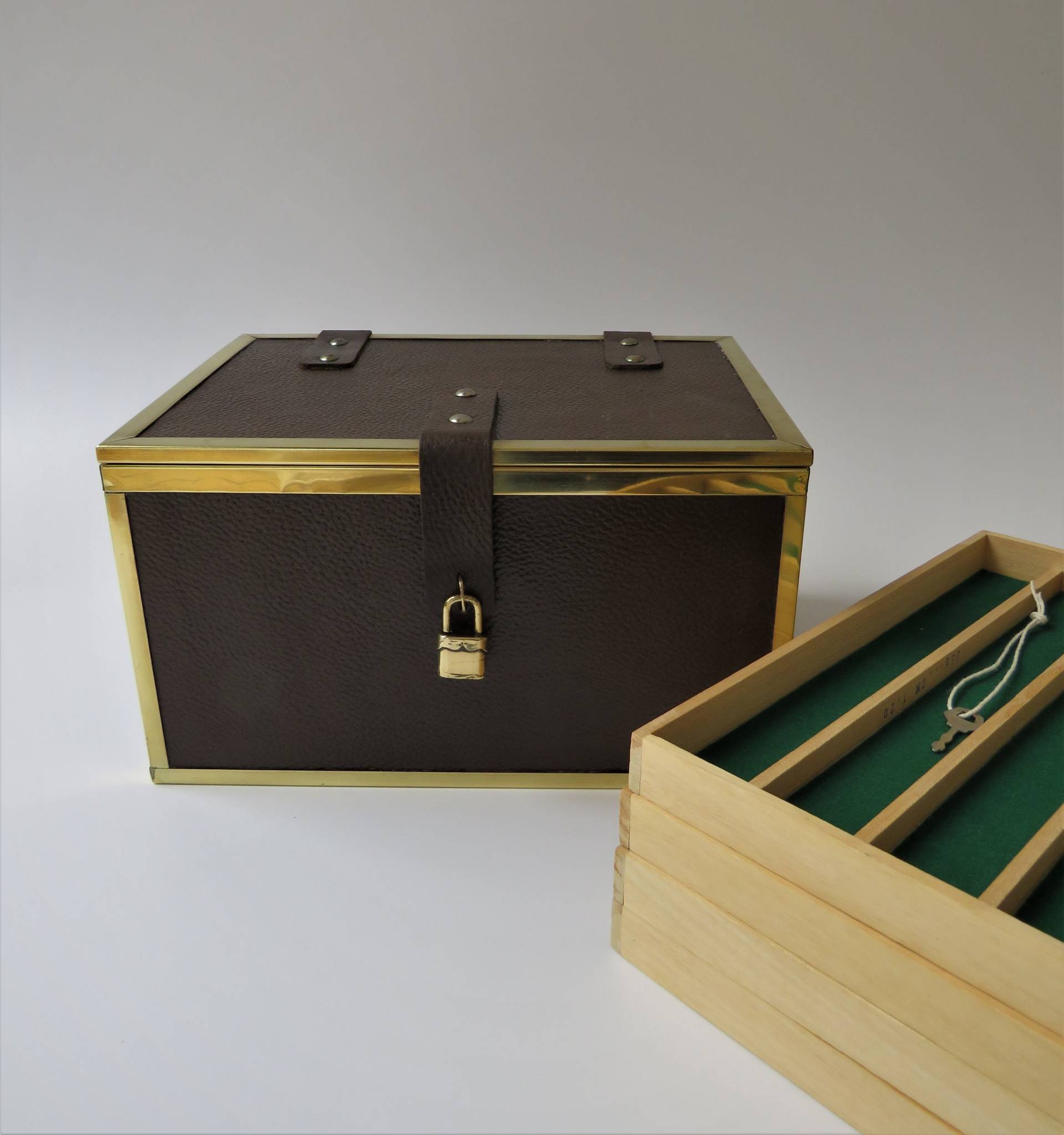 Vintage Großer Schmuckkasten Schatzkiste Mit Schloß Schmuckschatulle Leder Messing Holz 70Er Jahre von MissTellGeschenke